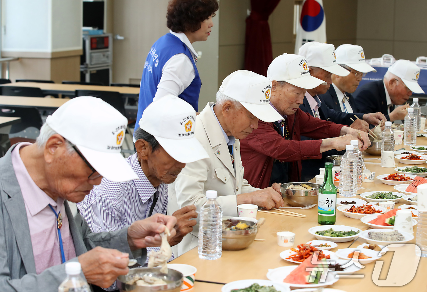 (대구=뉴스1) 공정식 기자 = 호국보훈의 달을 맞아 9일 오전 대구 달성군 옥포읍 달성군보훈회관에서 열린 '6·25참전유공자 삼계탕 나눔 잔치'에 참석한 유공자들이 삼계탕으로 점 …