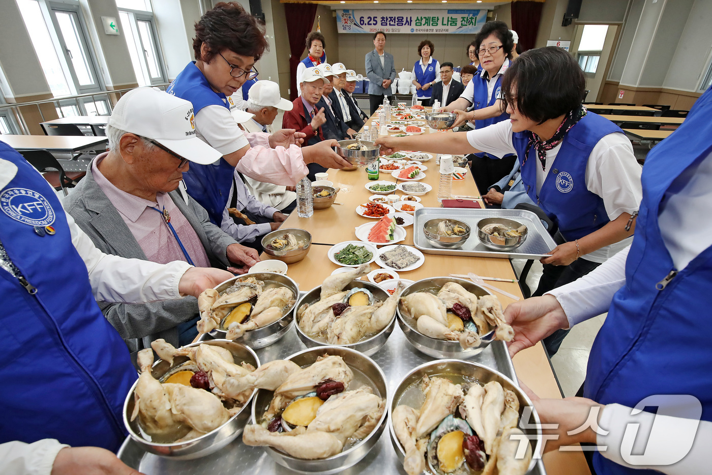 (대구=뉴스1) 공정식 기자 = 호국보훈의 달을 맞아 9일 오전 대구 달성군 옥포읍 달성군보훈회관에서 열린 '6·25참전유공자 삼계탕 나눔 잔치'에 참석한 유공자들이 삼계탕을 받고 …