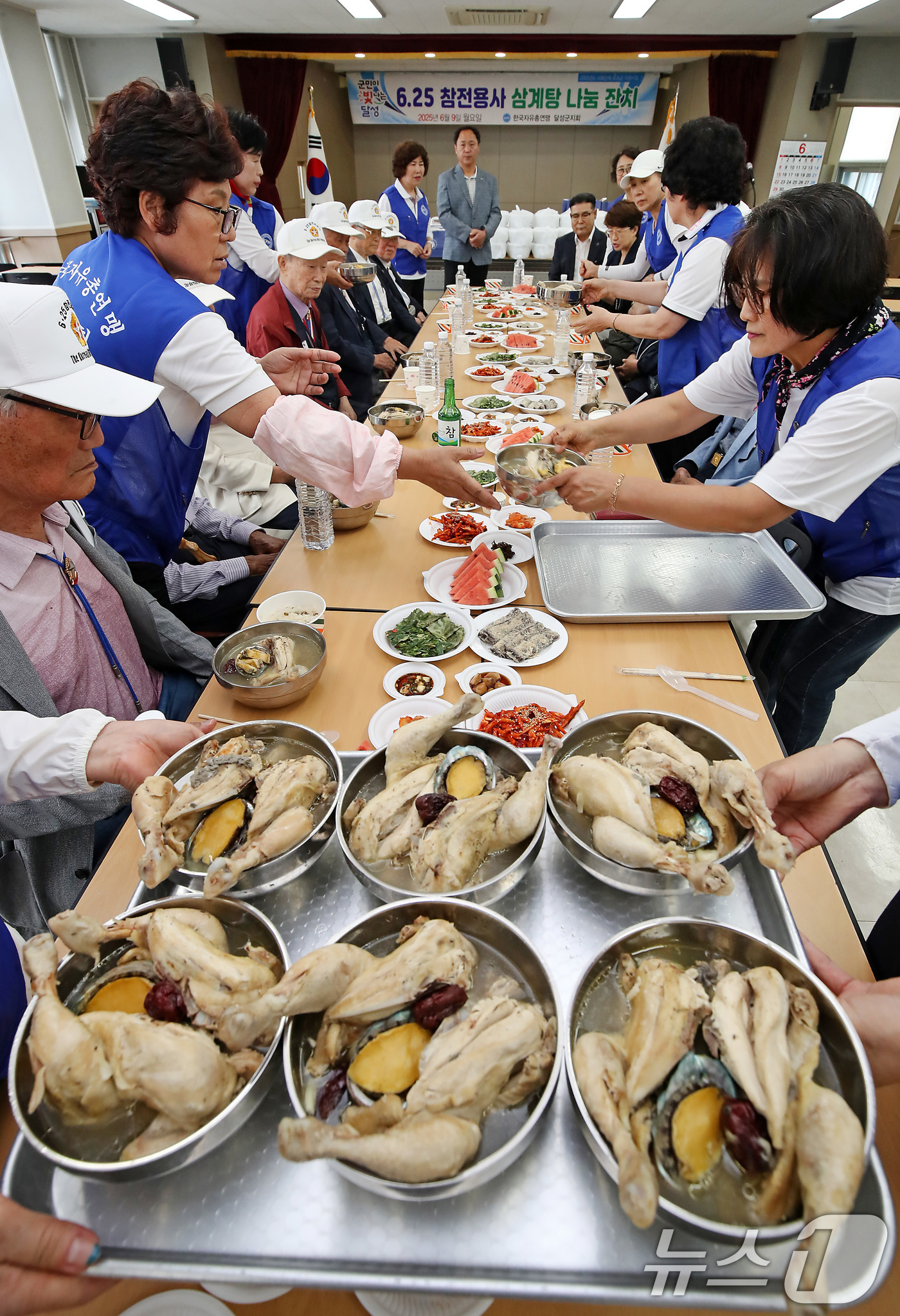 (대구=뉴스1) 공정식 기자 = 호국보훈의 달을 맞아 9일 오전 대구 달성군 옥포읍 달성군보훈회관에서 열린 '6·25참전유공자 삼계탕 나눔 잔치'에 참석한 유공자들이 삼계탕을 받고 …
