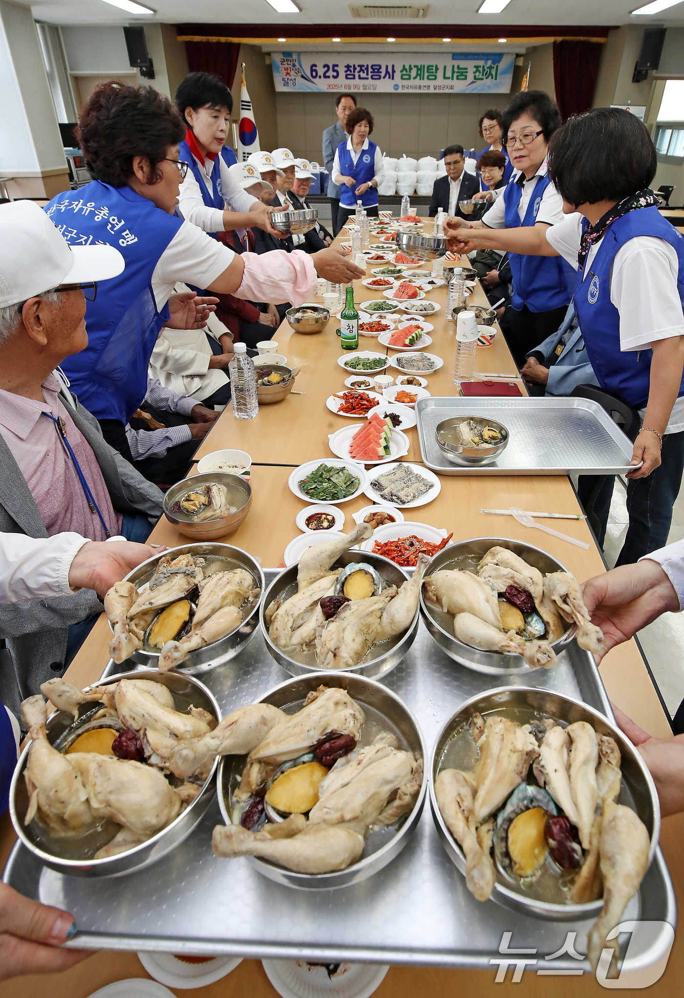 (대구=뉴스1) 공정식 기자 = 호국보훈의 달을 맞아 9일 오전 대구 달성군 옥포읍 달성군보훈회관에서 열린 '6·25참전유공자 삼계탕 나눔 잔치'에 참석한 유공자들이 삼계탕을 받고 …