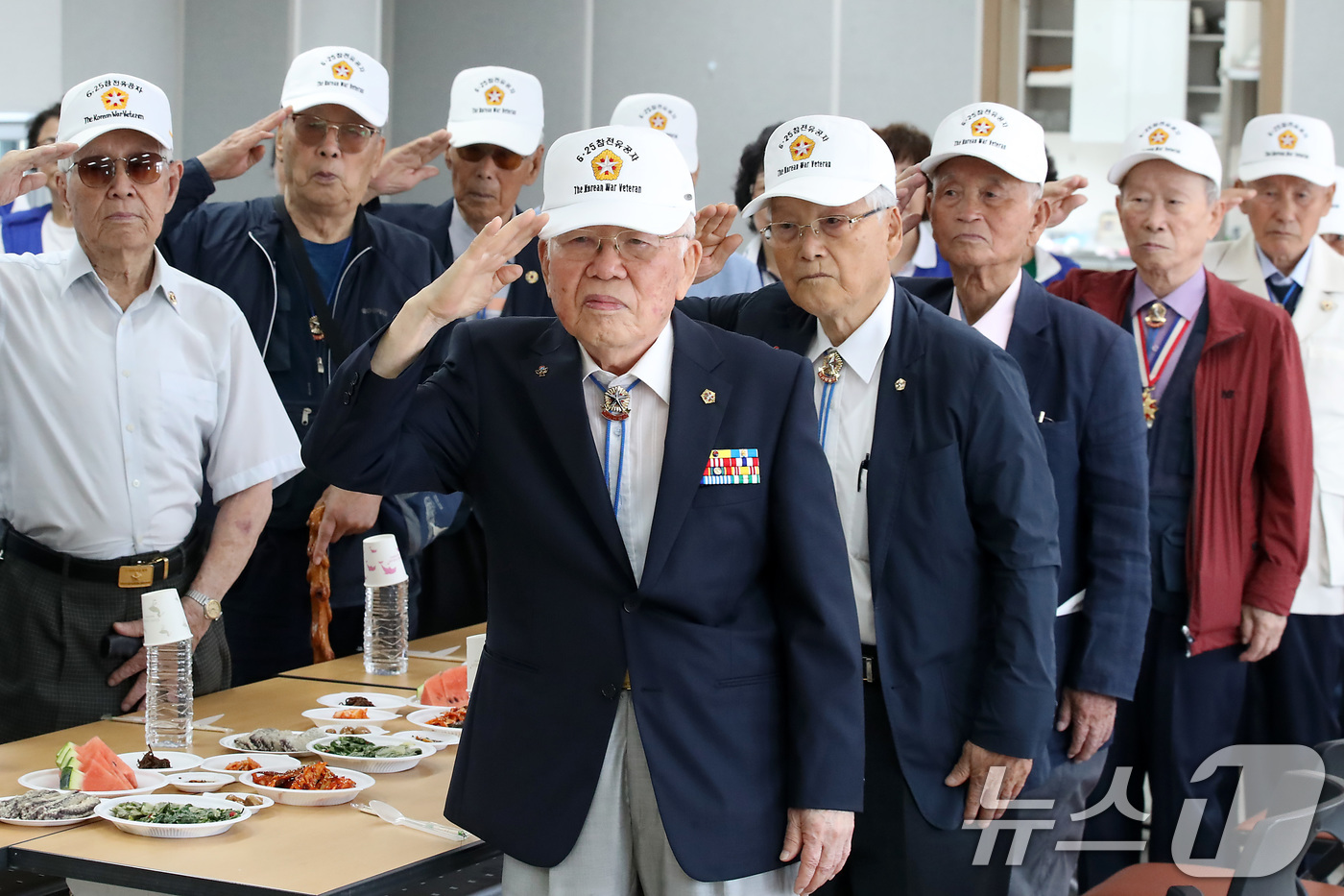 (대구=뉴스1) 공정식 기자 = 호국보훈의 달을 맞아 9일 오전 대구 달성군 옥포읍 달성군보훈회관에서 열린 '6·25참전유공자 삼계탕 나눔 잔치'에 참석한 유공자들이 거수경례를 하 …
