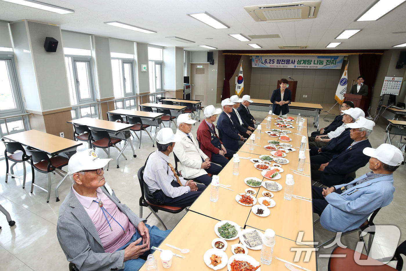 (대구=뉴스1) 공정식 기자 = 호국보훈의 달을 맞아 9일 오전 대구 달성군 옥포읍 달성군보훈회관에서 열린 '6·25참전유공자 삼계탕 나눔 잔치'에 참석한 유공자 뒤로 빈자리가 아 …