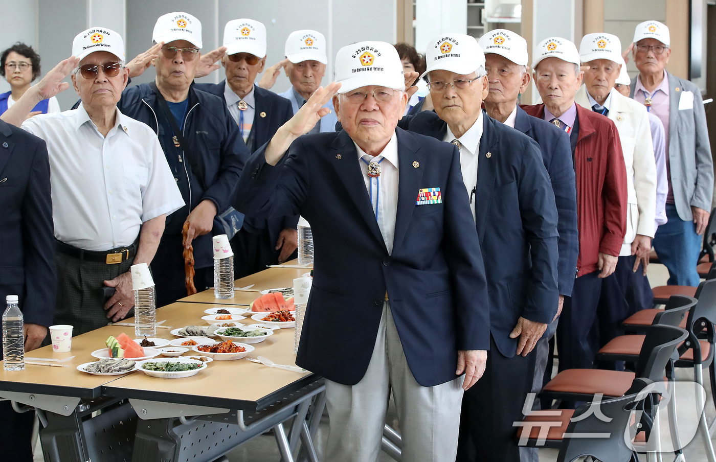 (대구=뉴스1) 공정식 기자 = 호국보훈의 달을 맞아 9일 오전 대구 달성군 옥포읍 달성군보훈회관에서 열린 '6·25참전유공자 삼계탕 나눔 잔치'에 참석한 유공자들이 거수경례를 하 …