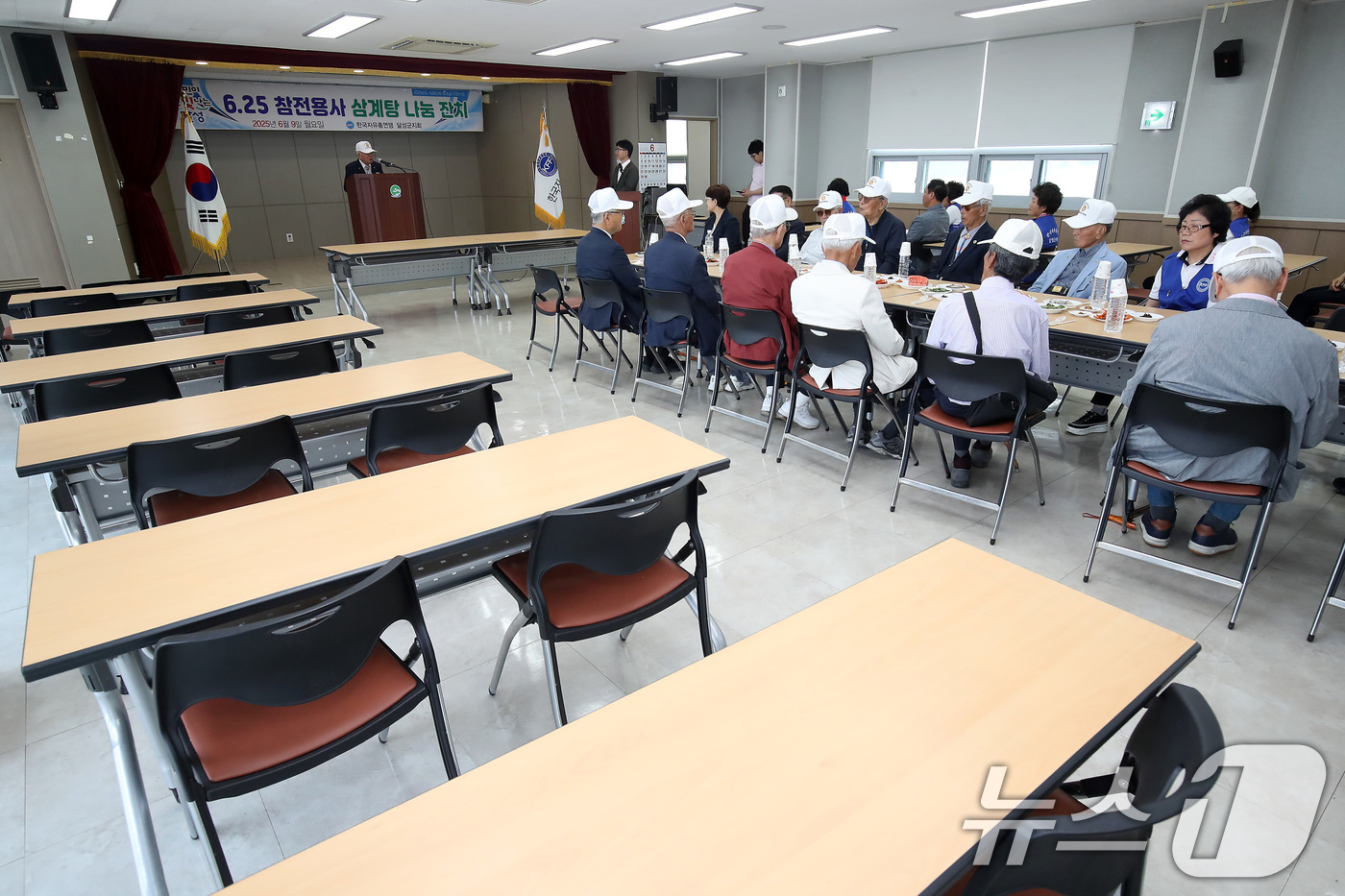 (대구=뉴스1) 공정식 기자 = 호국보훈의 달을 맞아 9일 오전 대구 달성군 옥포읍 달성군보훈회관에서 열린 '6·25참전유공자 삼계탕 나눔 잔치'에 참석한 유공자 뒤로 빈자리가 아 …