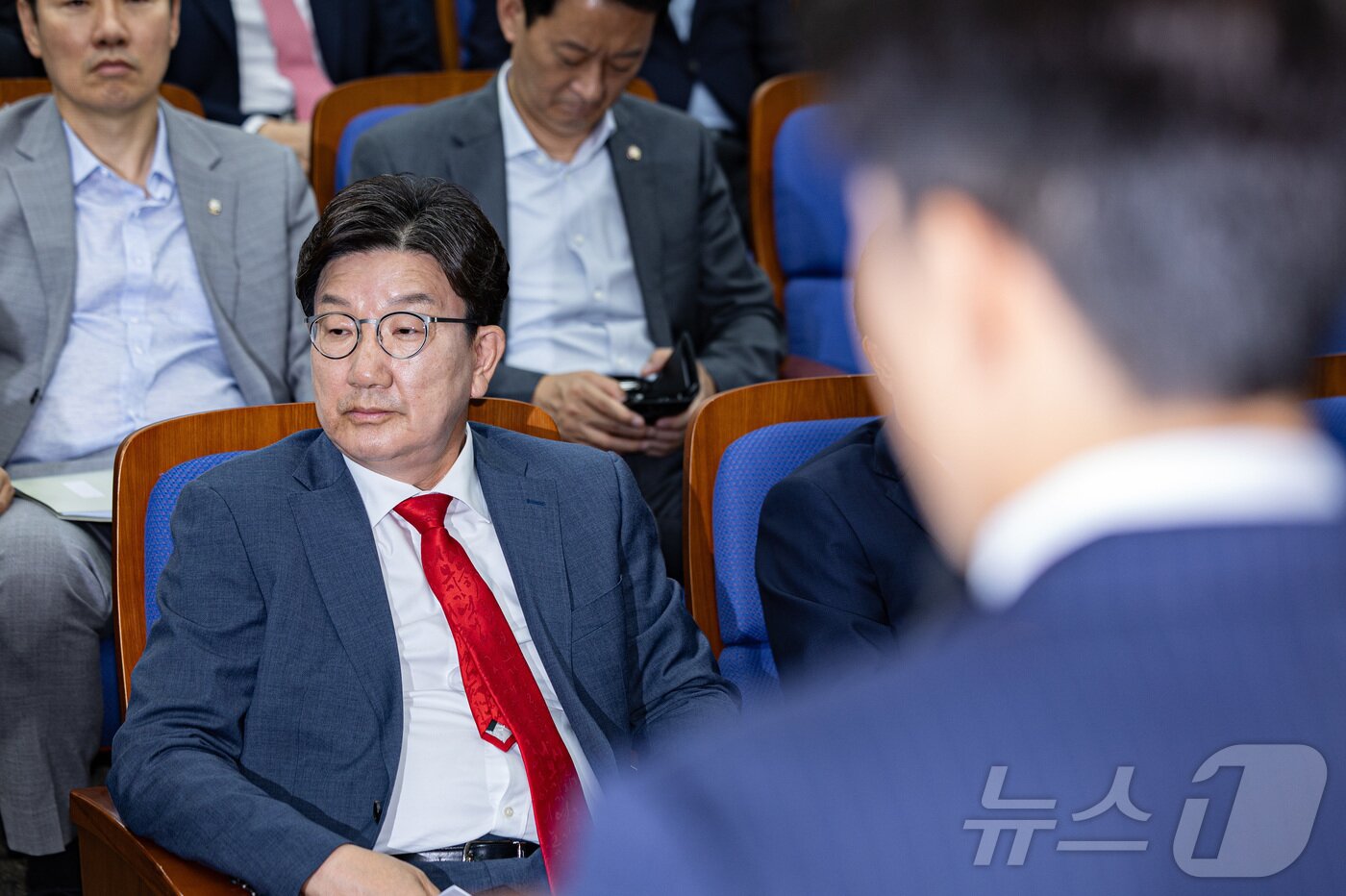 본문 이미지 - 사퇴를 표명한 권선동 국민의힘 원내대표가 9일 오후 서울 여의도 국회에서 열린 의원총회에서 김용태 비상대책위원장의 발언을 듣고 있다. 2025.6.9/뉴스1 ⓒ News1 이재명 기자