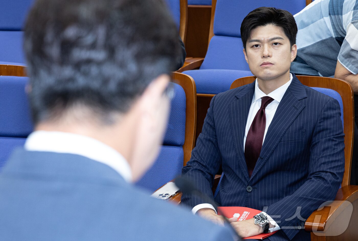 본문 이미지 - 김용태 국민의힘 비상대책위원장이 9일 오후 서울 여의도 국회에서 열린 의원총회에서 권성동 원내대표의 발언을 듣고 있다. 2025.6.9/뉴스1 ⓒ News1 이재명 기자