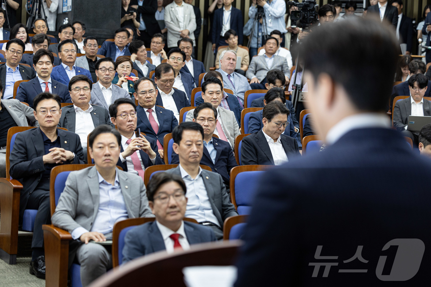 (서울=뉴스1) 이재명 기자 = 국민의힘 의원들이 9일 오후 서울 여의도 국회에서 열린 의원총회에서 김용태 비상대책위원장의 발언을 듣고 있다. 2025.6.9/뉴스1