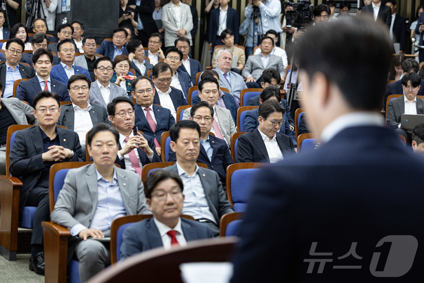 본문 이미지 - 국민의힘 의원들이 9일 오후 서울 여의도 국회에서 열린 의원총회에서 김용태 비상대책위원장의 발언을 듣고 있다. 2025.6.9/뉴스1 ⓒ News1 이재명 기자