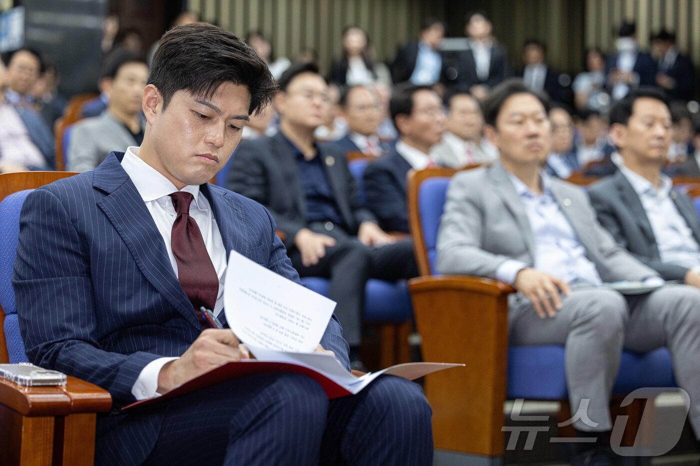 본문 이미지 - 김용태 국민의힘 비상대책위원장이 9일 오후 서울 여의도 국회에서 열린 의원총회에서 발언 자료를 살펴보고 있다. 2025.6.9/뉴스1 ⓒ News1 이재명 기자