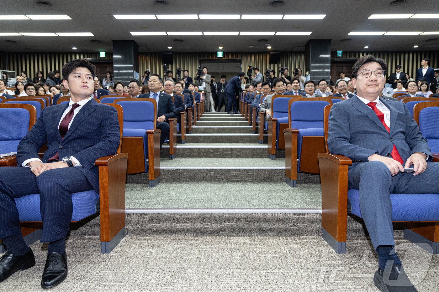본문 이미지 - 김용태 국민의힘 비상대책위원장&#40;왼쪽&#41;과 사퇴를 표명한 권성동 원내대표가 9일 오후 서울 여의도 국회에서 열린 의원총회에 참석해 있다. 2025.6.9/뉴스1 ⓒ News1 이재명 기자