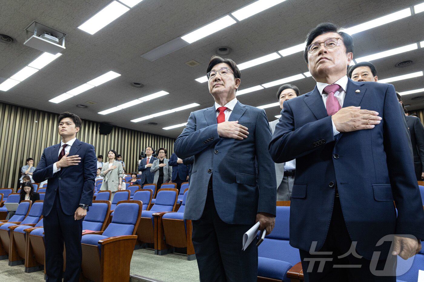본문 이미지 - 김용태 국민의힘 비상대책위원장&#40;왼쪽&#41;과 사퇴를 표명한 권성동 원내대표가 9일 오후 서울 여의도 국회에서 열린 의원총회에서 국민의례를 하고 있다. 2025.6.9/뉴스1 ⓒ News1 이재명 기자