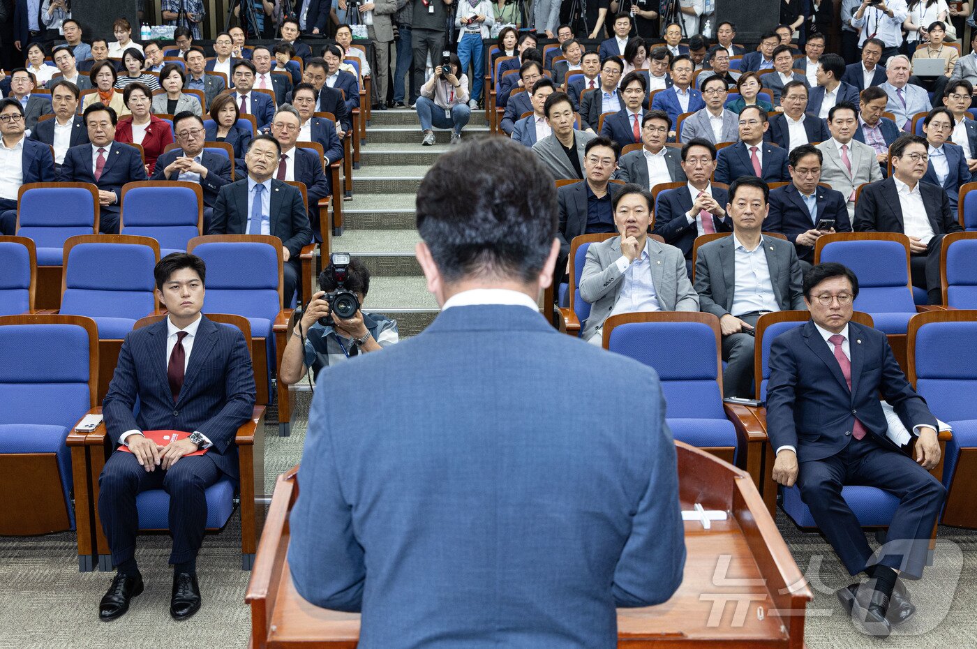 본문 이미지 - 김용태 국민의힘 비상대책위원장을 비롯한 의원들이 9일 오후 서울 여의도 국회에서 열린 의원총회에서 권성동 원내대표의 발언을 듣고 있다. 2025.6.9/뉴스1 ⓒ News1 이재명 기자
