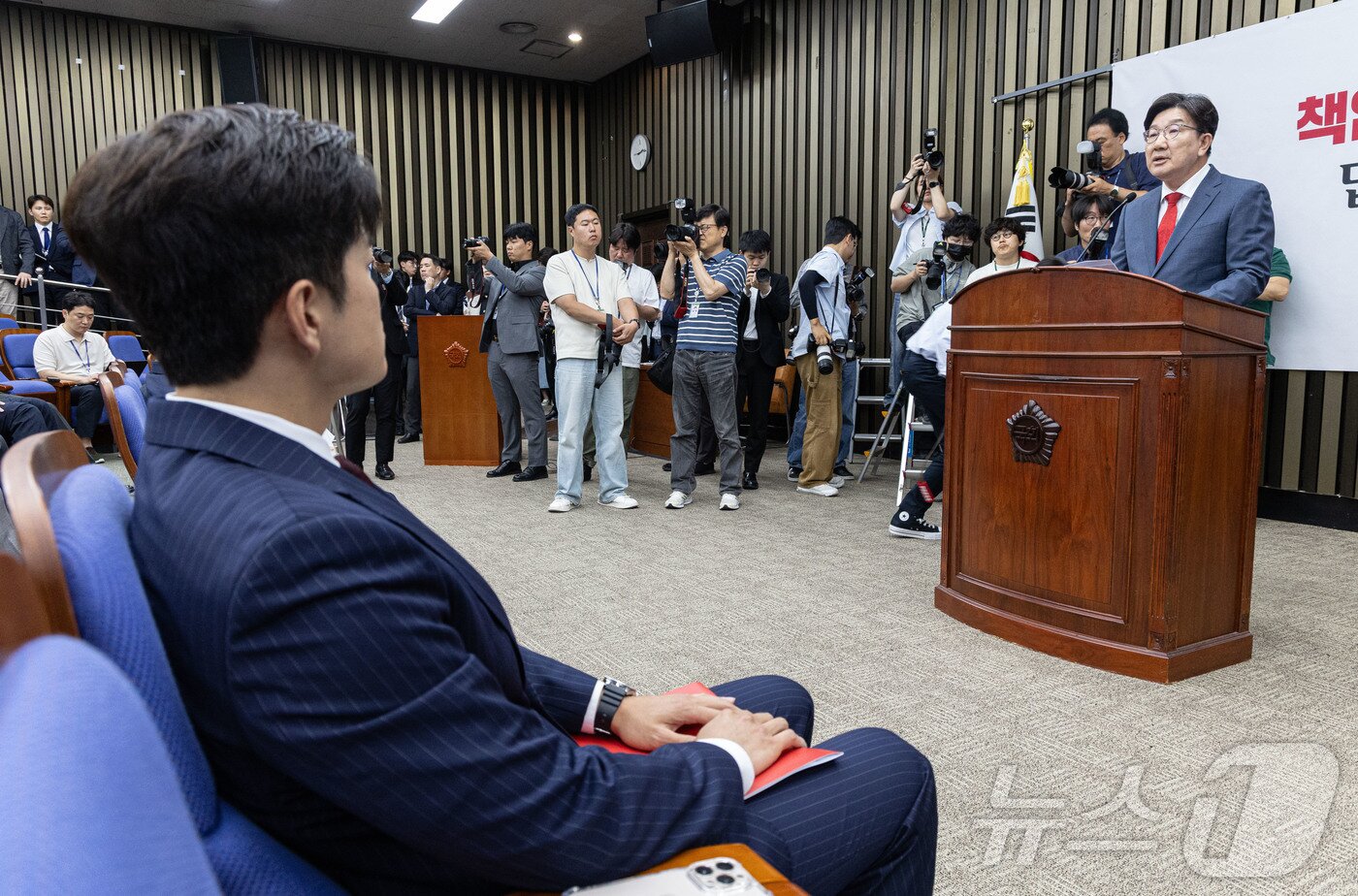 본문 이미지 - 사퇴를 표명한 권성동 국민의힘 원내대표가 9일 오후 서울 여의도 국회에서 열린 의원총회에서 발언을 하고 있다. 2025.6.9/뉴스1 ⓒ News1 이재명 기자