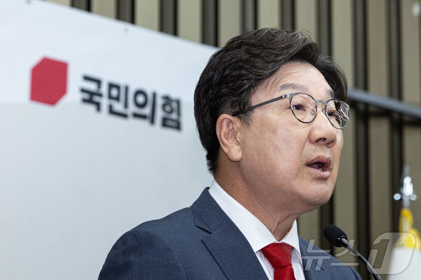 본문 이미지 - 사퇴를 표명한 권성동 국민의힘 원내대표가 9일 오후 서울 여의도 국회에서 열린 의원총회에서 발언을 하고 있다. 2025.6.9/뉴스1 ⓒ News1 이재명 기자