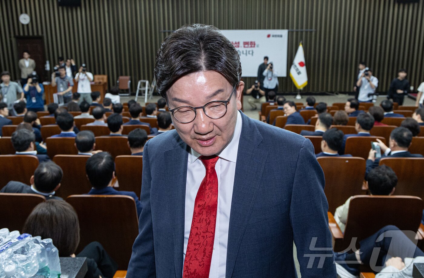 본문 이미지 - 사퇴를 표명한 권성동 국민의힘 원내대표가 9일 오후 서울 여의도 국회에서 열린 의원총회가 비공개로 전환되자 회의장을 나서고 있다. 2025.6.9/뉴스1 ⓒ News1 이재명 기자