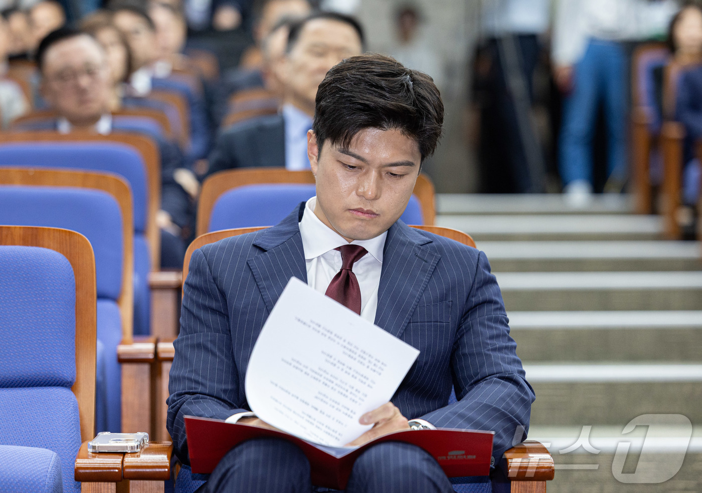 (서울=뉴스1) 이재명 기자 = 김용태 국민의힘 비상대책위원장이 9일 오후 서울 여의도 국회에서 열린 의원총회에서 발언 자료를 살펴보고 있다. 2025.6.9/뉴스1