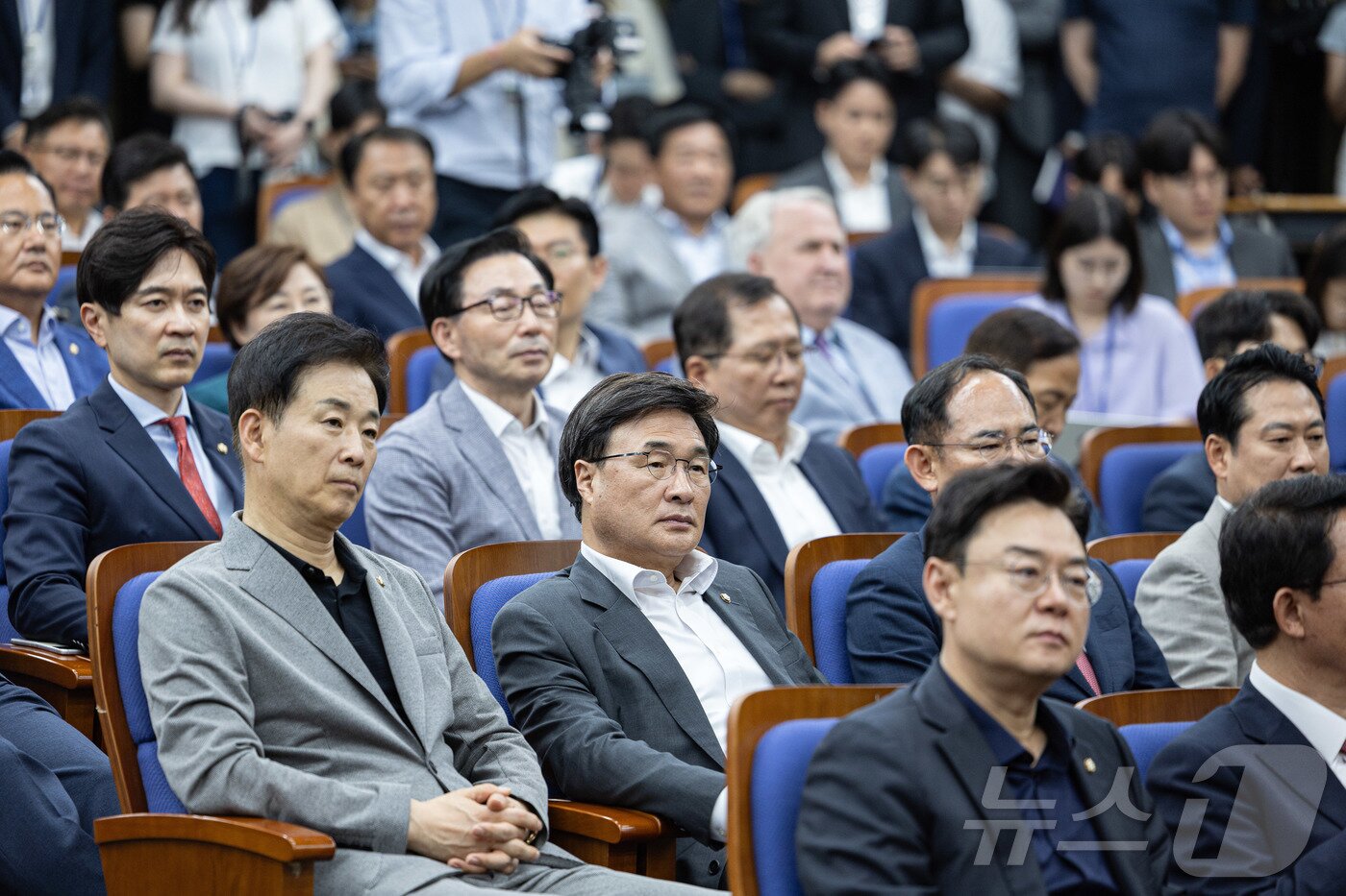 본문 이미지 - 국민의힘 의원들이 9일 오후 서울 여의도 국회에서 열린 의원총회에서 권성동 원내대표의 발언을 듣고 있다. 2025.6.9/뉴스1 ⓒ News1 이재명 기자