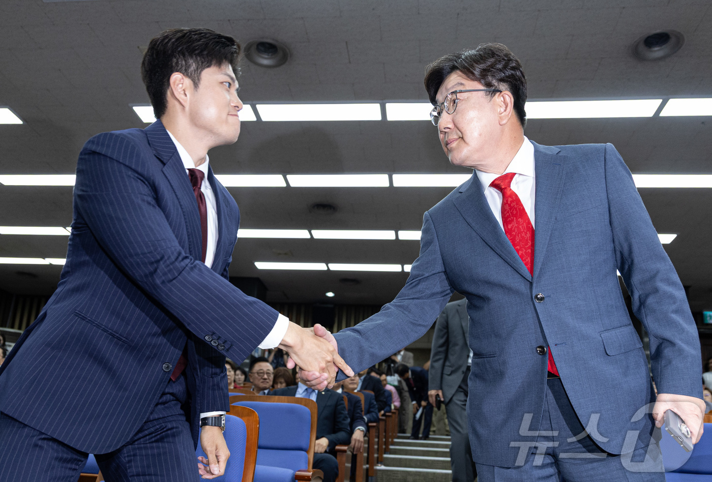 (서울=뉴스1) 이재명 기자 = 김용태 국민의힘 비상대책위원장(왼쪽)과 사퇴를 표명한 권성동 원내대표가 9일 오후 서울 여의도 국회에서 열린 의원총회에서 악수하고 있다. 2025. …