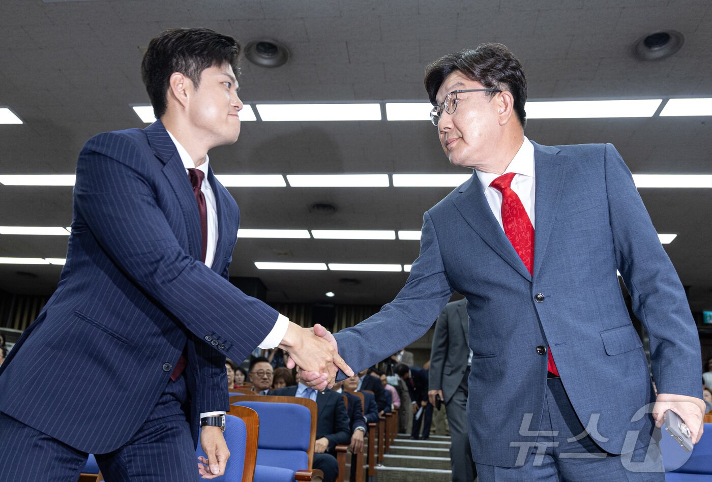 본문 이미지 - 김용태 국민의힘 비상대책위원장&#40;왼쪽&#41;과 사퇴를 표명한 권성동 원내대표가 9일 오후 서울 여의도 국회에서 열린 의원총회에서 악수하고 있다. 2025.6.9/뉴스1 ⓒ News1 이재명 기자