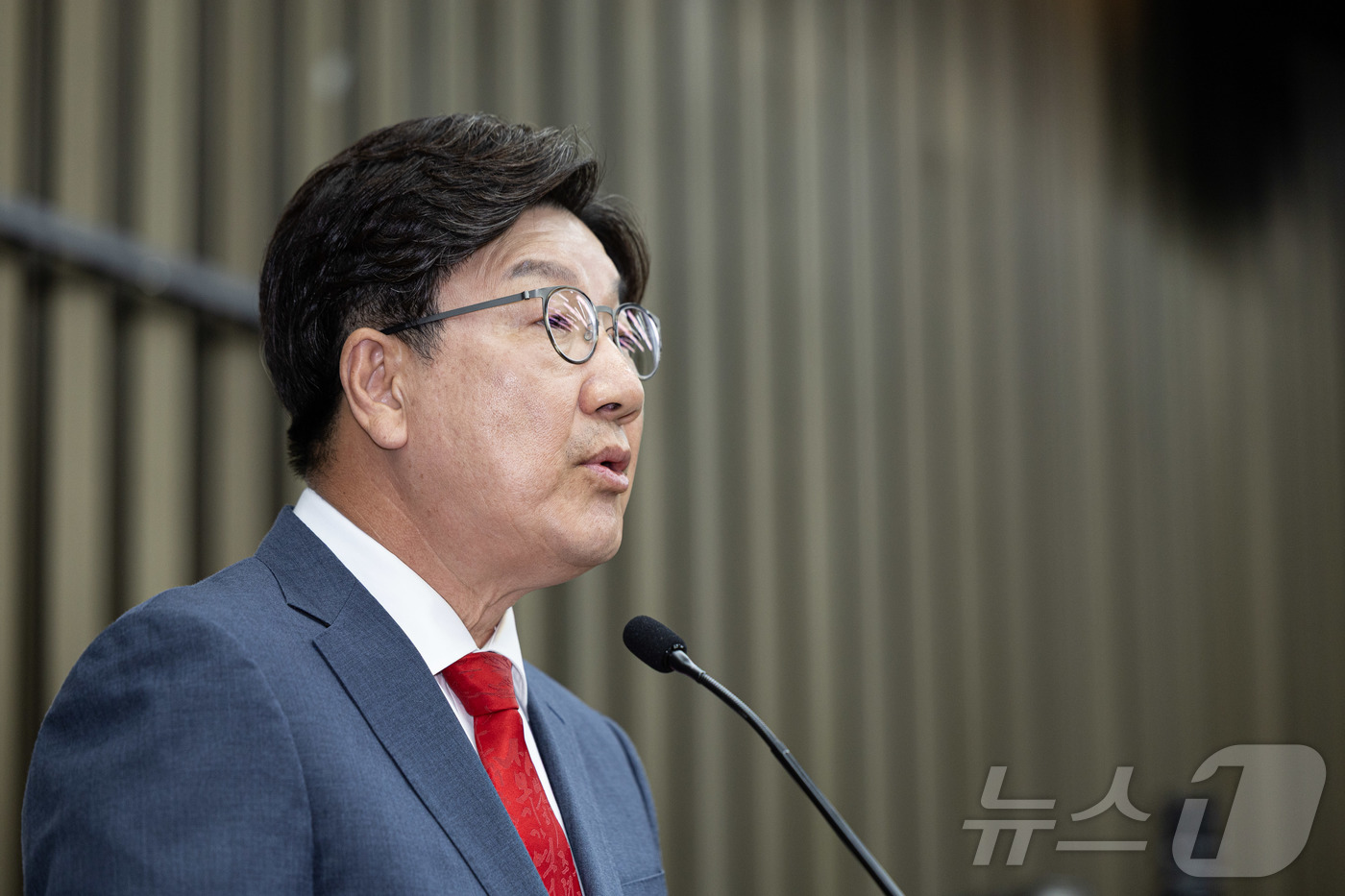 (서울=뉴스1) 이재명 기자 = 사퇴를 표명한 권성동 국민의힘 원내대표가 9일 오후 서울 여의도 국회에서 열린 의원총회에서 발언을 하고 있다. 2025.6.9/뉴스1