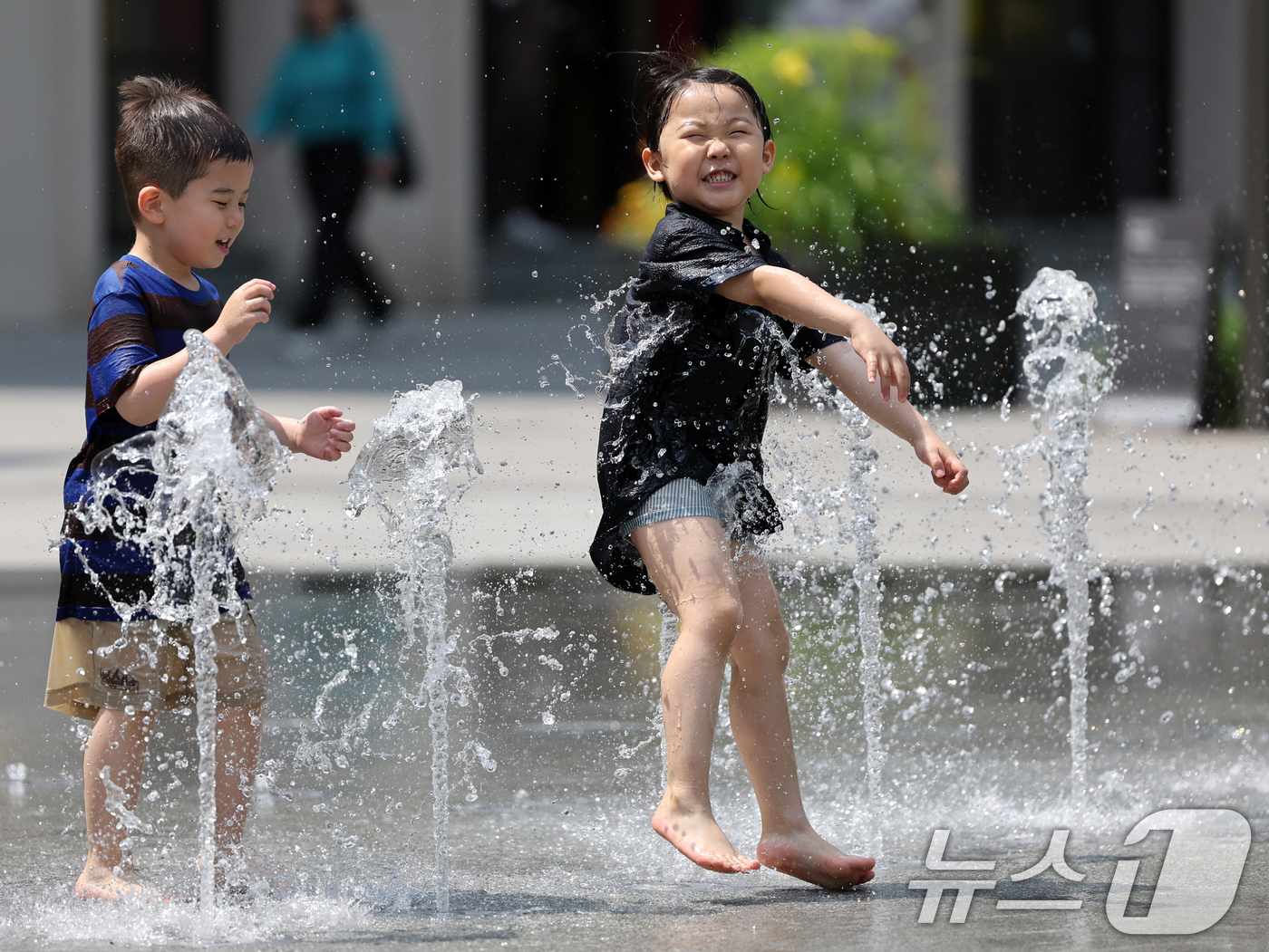 (서울=뉴스1) 황기선 기자 = 전국 대부분 지역에 초여름 무더위를 보인 9일 오후 서울 광화문광장에서 어린이들이 물놀이를 하며 더위를 식히고 있다.  2025.6.9/뉴스1