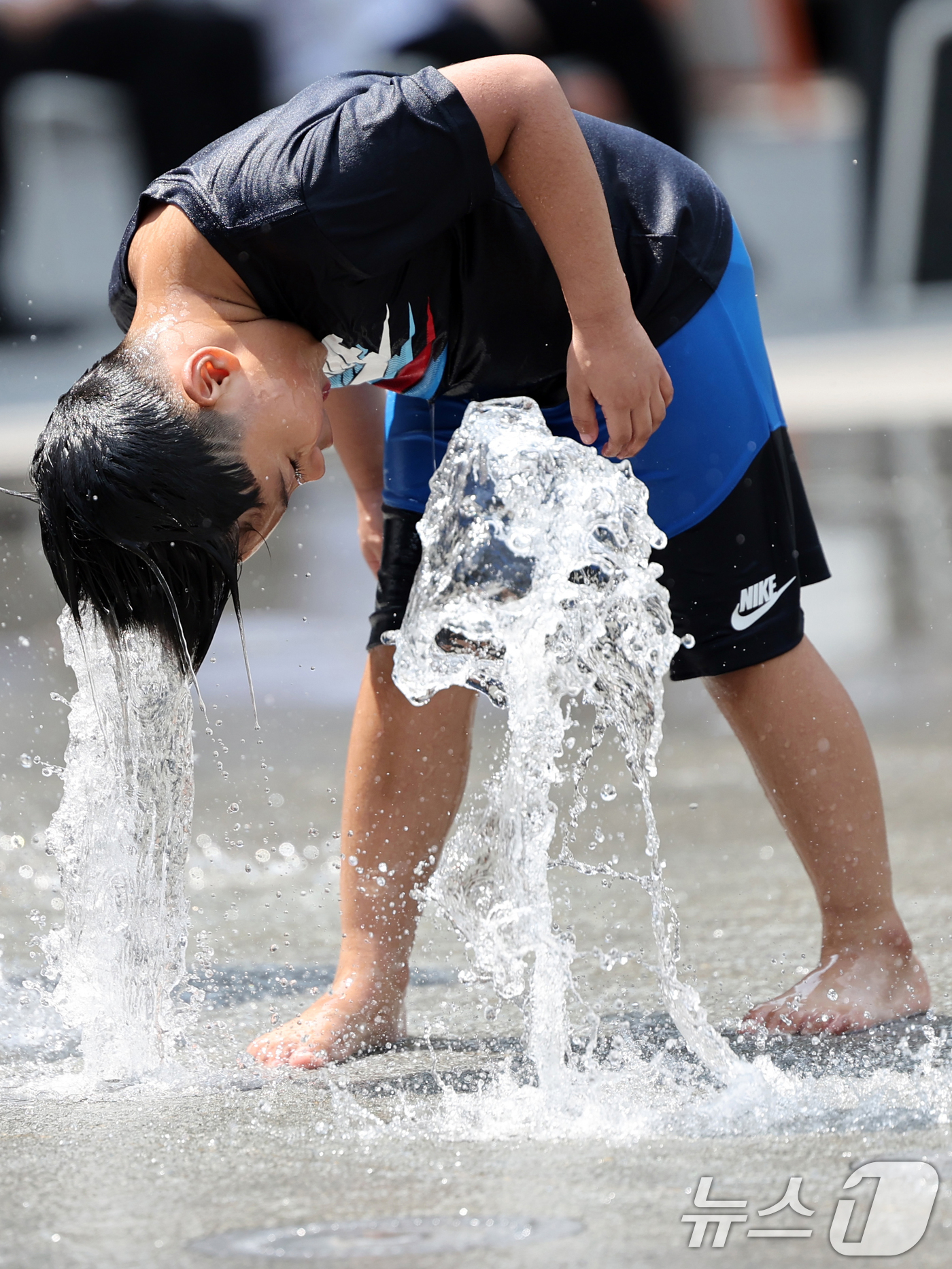 (서울=뉴스1) 황기선 기자 = 전국 대부분 지역에 초여름 무더위를 보인 9일 오후 서울 광화문광장에서 어린이들이 물놀이를 하며 더위를 식히고 있다.  2025.6.9/뉴스1
