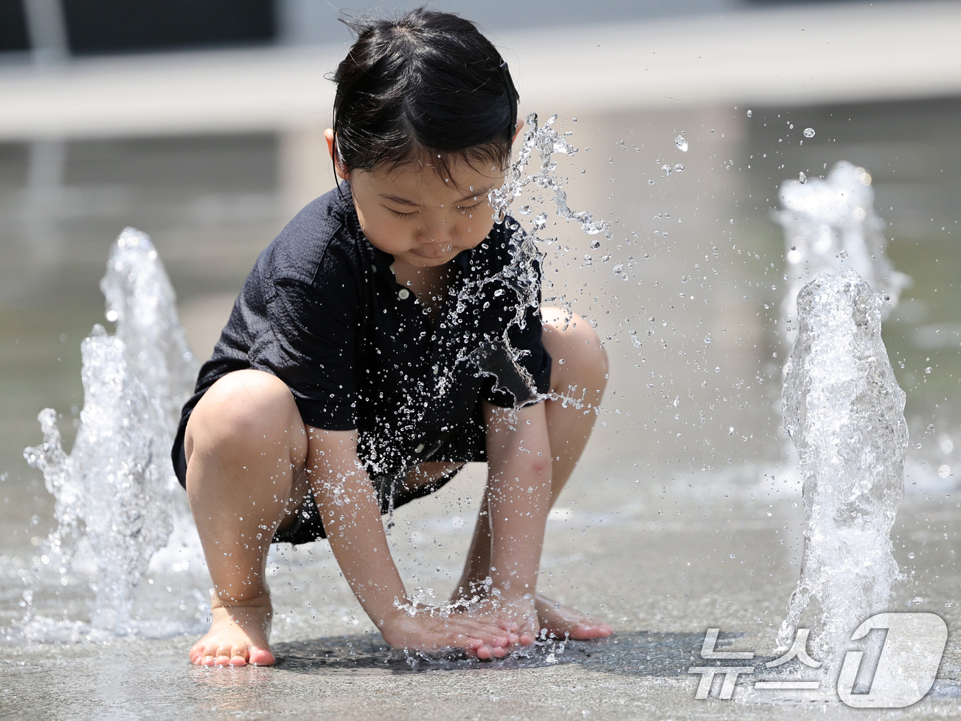 (서울=뉴스1) 황기선 기자 = 전국 대부분 지역에 초여름 무더위를 보인 9일 오후 서울 광화문광장에서 어린이들이 물놀이를 하며 더위를 식히고 있다.  2025.6.9/뉴스1