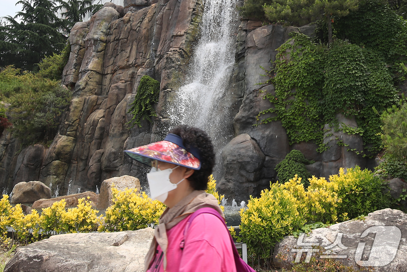 (대구=뉴스1) 공정식 기자 = 초여름 더위가 이어진 9일 대구 달서구 상인동 한 교차로 옆 인공폭포에 수경시설이 가동돼 시원한 물줄기가 쏟아지고 있다. 2025.6.9/뉴스1