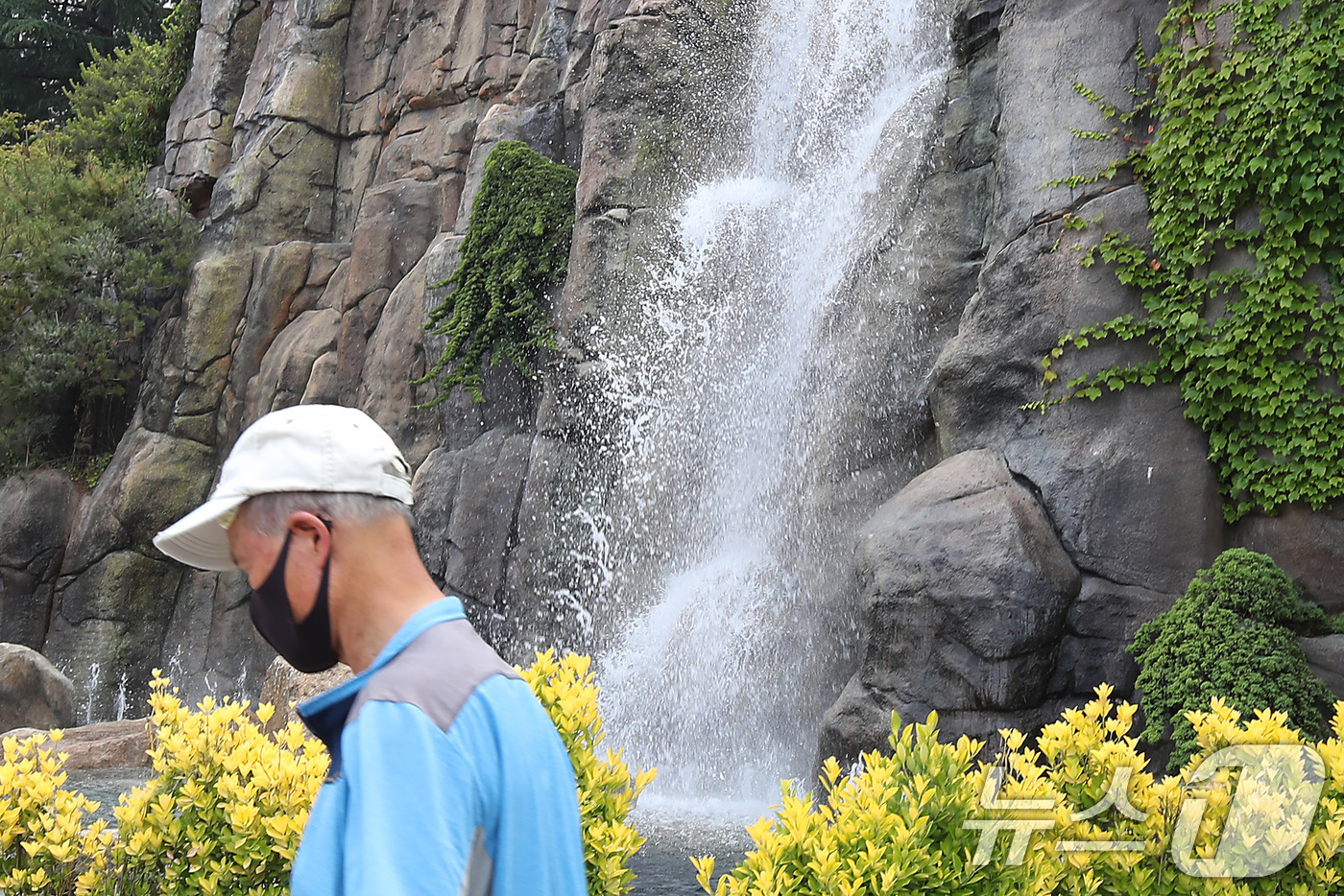 (대구=뉴스1) 공정식 기자 = 초여름 더위가 이어진 9일 대구 달서구 상인동 한 교차로 옆 인공폭포에 수경시설이 가동돼 시원한 물줄기가 쏟아지고 있다. 2025.6.9/뉴스1