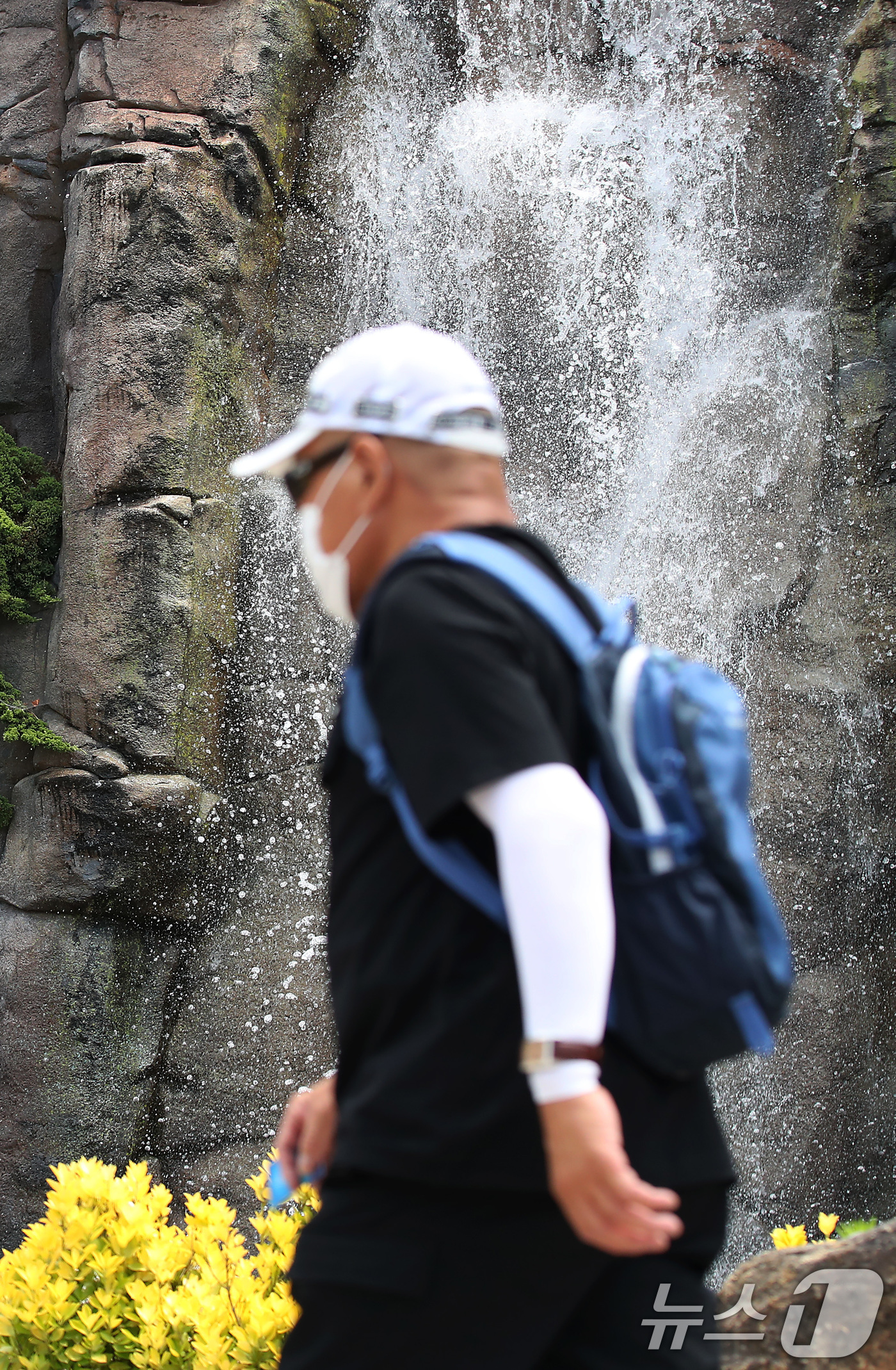 (대구=뉴스1) 공정식 기자 = 초여름 더위가 이어진 9일 대구 달서구 상인동 한 교차로 옆 인공폭포에 수경시설이 가동돼 시원한 물줄기가 쏟아지고 있다. 2025.6.9/뉴스1