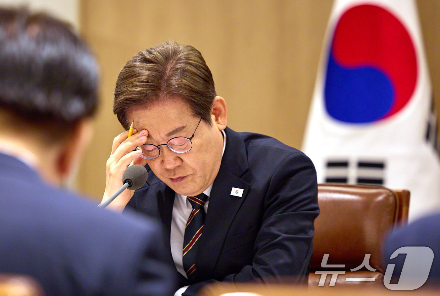 (서울=뉴스1) 박지혜 기자 = 이재명 대통령이 9일 서울 용산구 대통령실 청사에서 열린 비상경제점검 TF 2차 회의에서 생각에 잠겨 있다.   (대통령실 제공. 재판매 및 DB …