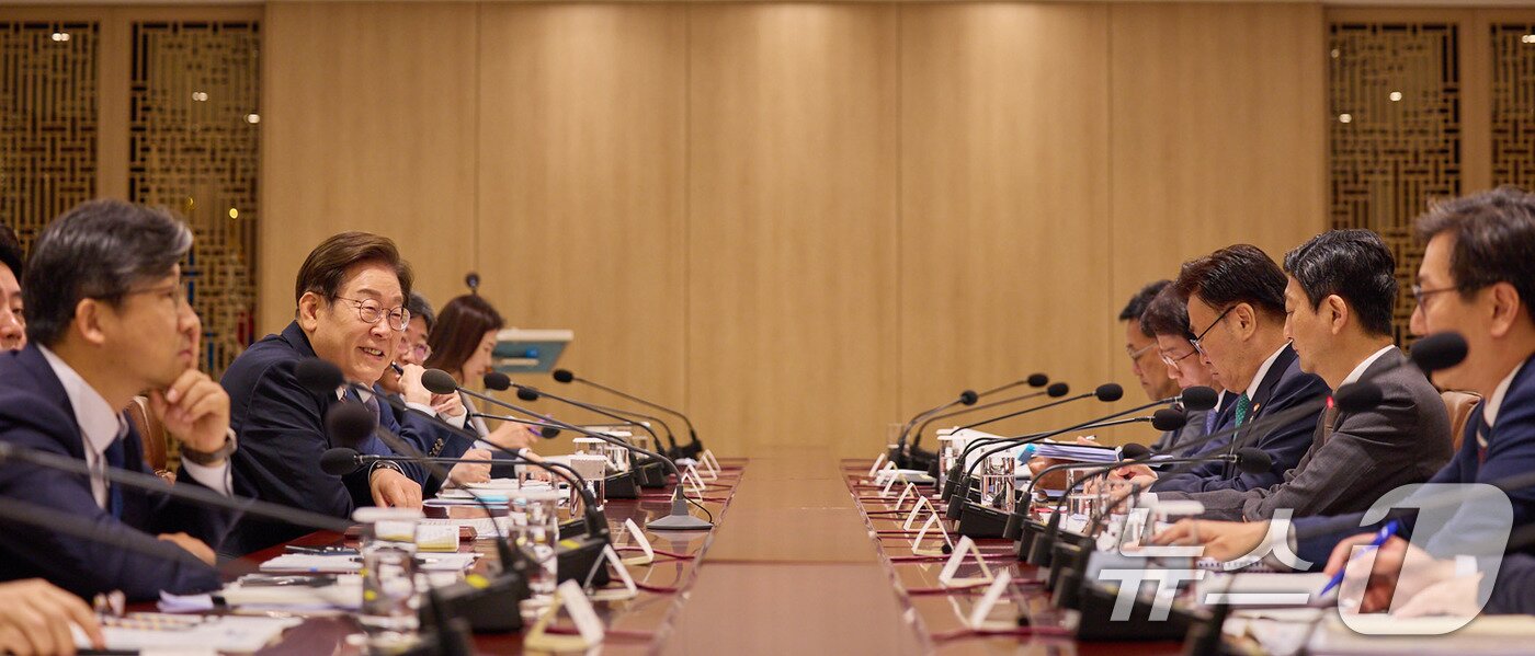 본문 이미지 - 이재명 대통령이 9일 서울 용산구 대통령실 청사에서 열린 비상경제점검 TF 2차 회의를 주재하고 있다. (대통령실 제공. 재판매 및 DB 금지) 2025.6.9/뉴스1 ⓒ News1 박지혜 기자