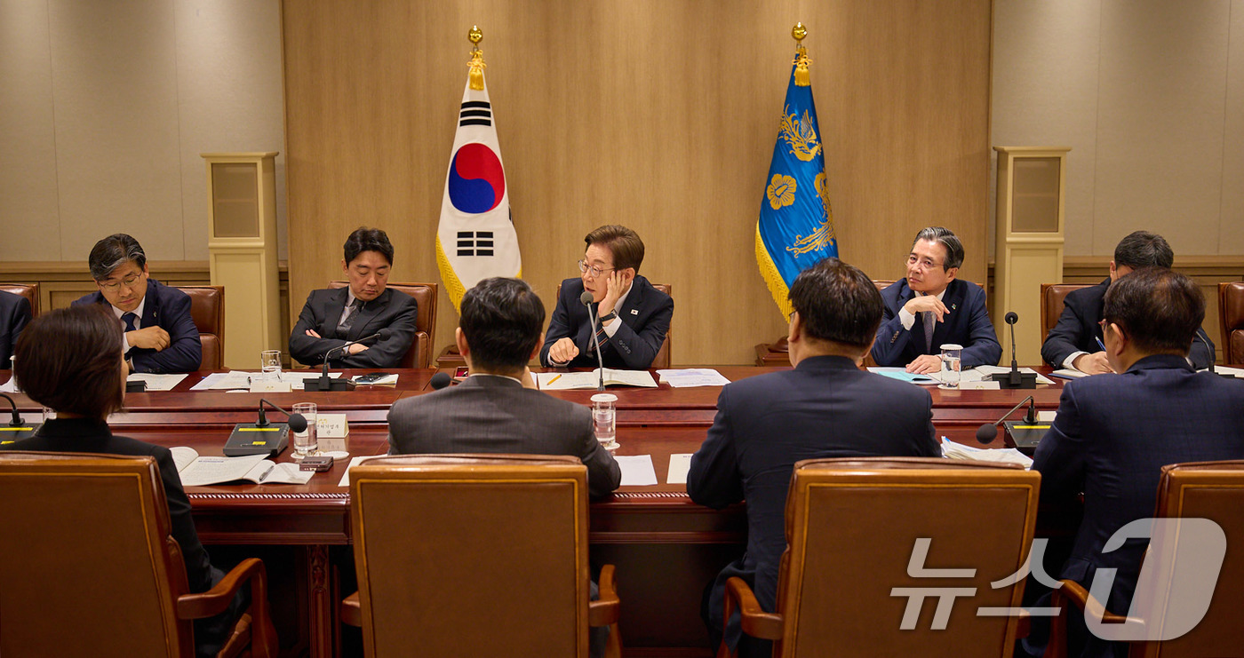 (서울=뉴스1) 박지혜 기자 = 이재명 대통령이 9일 서울 용산구 대통령실 청사에서 열린 비상경제점검 TF 2차 회의를 주재하고 있다.  (대통령실 제공. 재판매 및 DB 금지) …