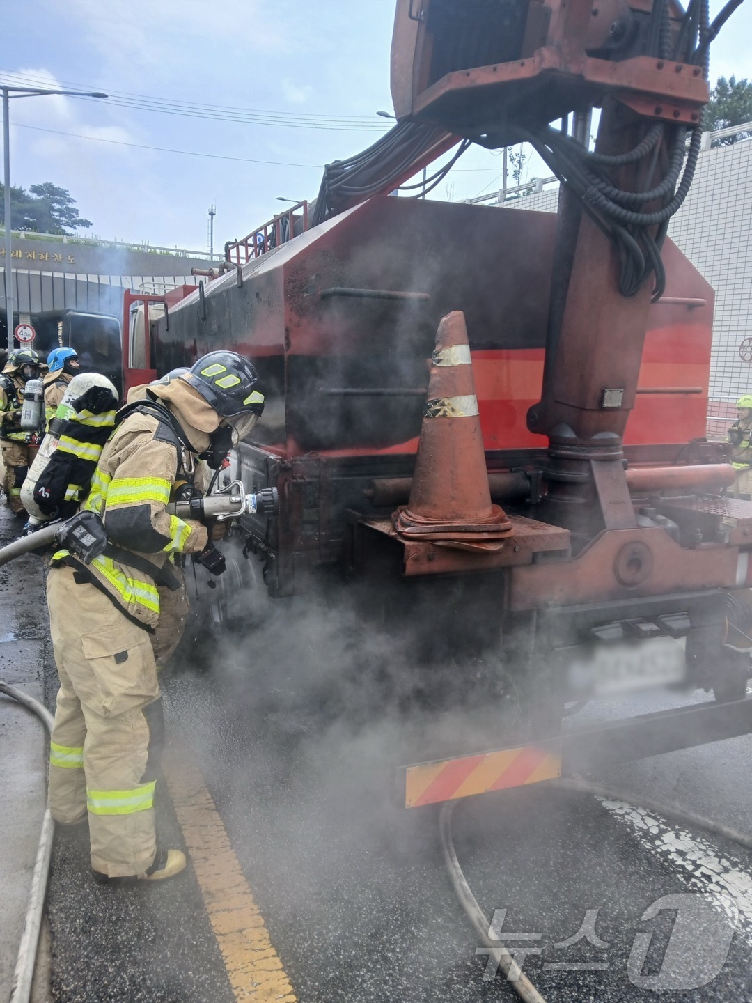 (인천=뉴스1) 박소영 기자 = 9일 오전 10시24분께 인천시 운남동 한 도로에서 도로 세척 차량인 4.5톤 화물트럭에서 화재가 발생해 소방당국이 진화작업을 벌이고 있다. (인천 …