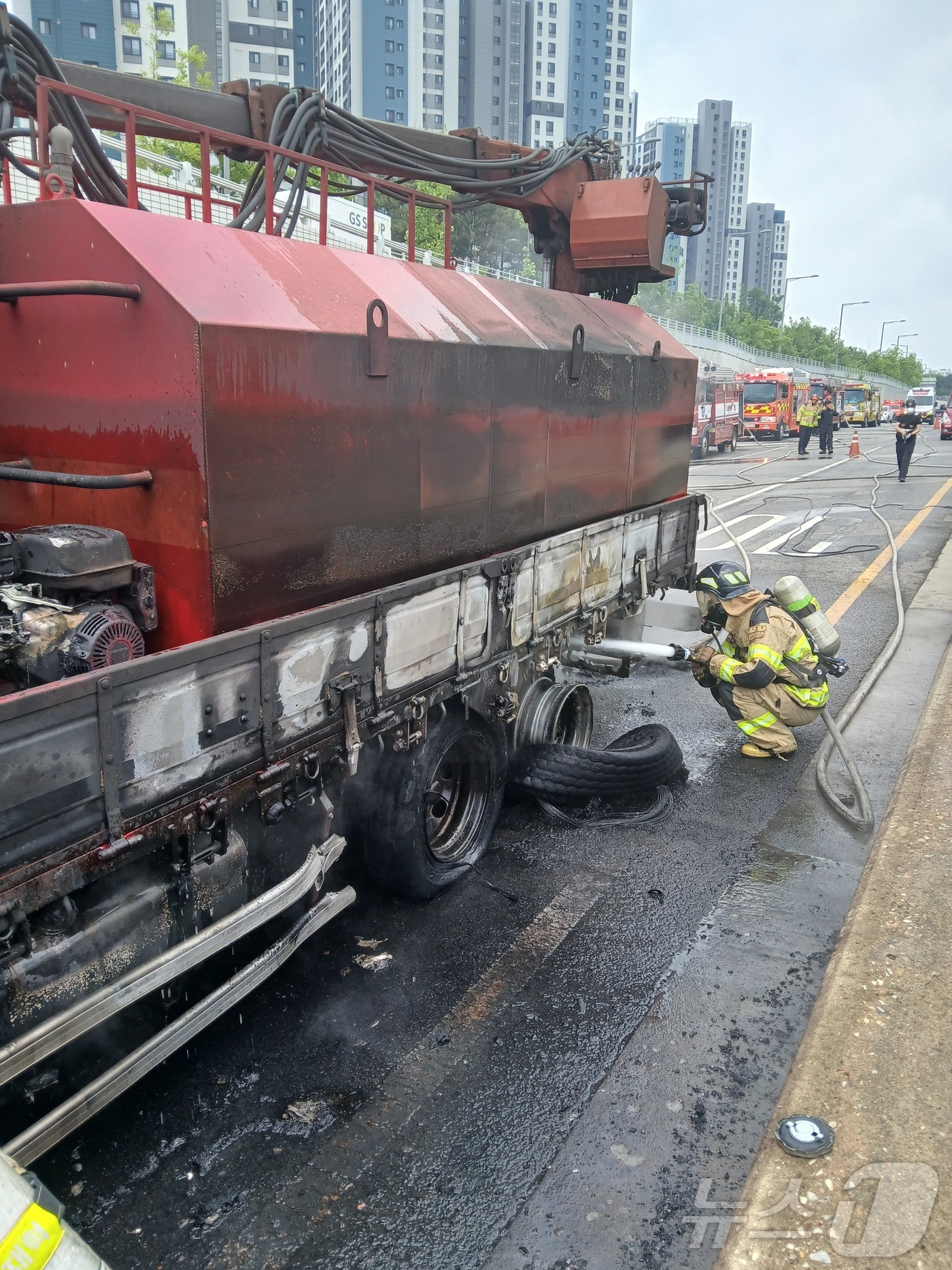 (인천=뉴스1) 박소영 기자 = 9일 오전 10시 24분께 인천시 운남동 한 도로에서 도로 세척 차량인 4.5톤 화물트럭에서 화재가 발생해 소방당국이 진화작업을 벌이고 있다. (인 …