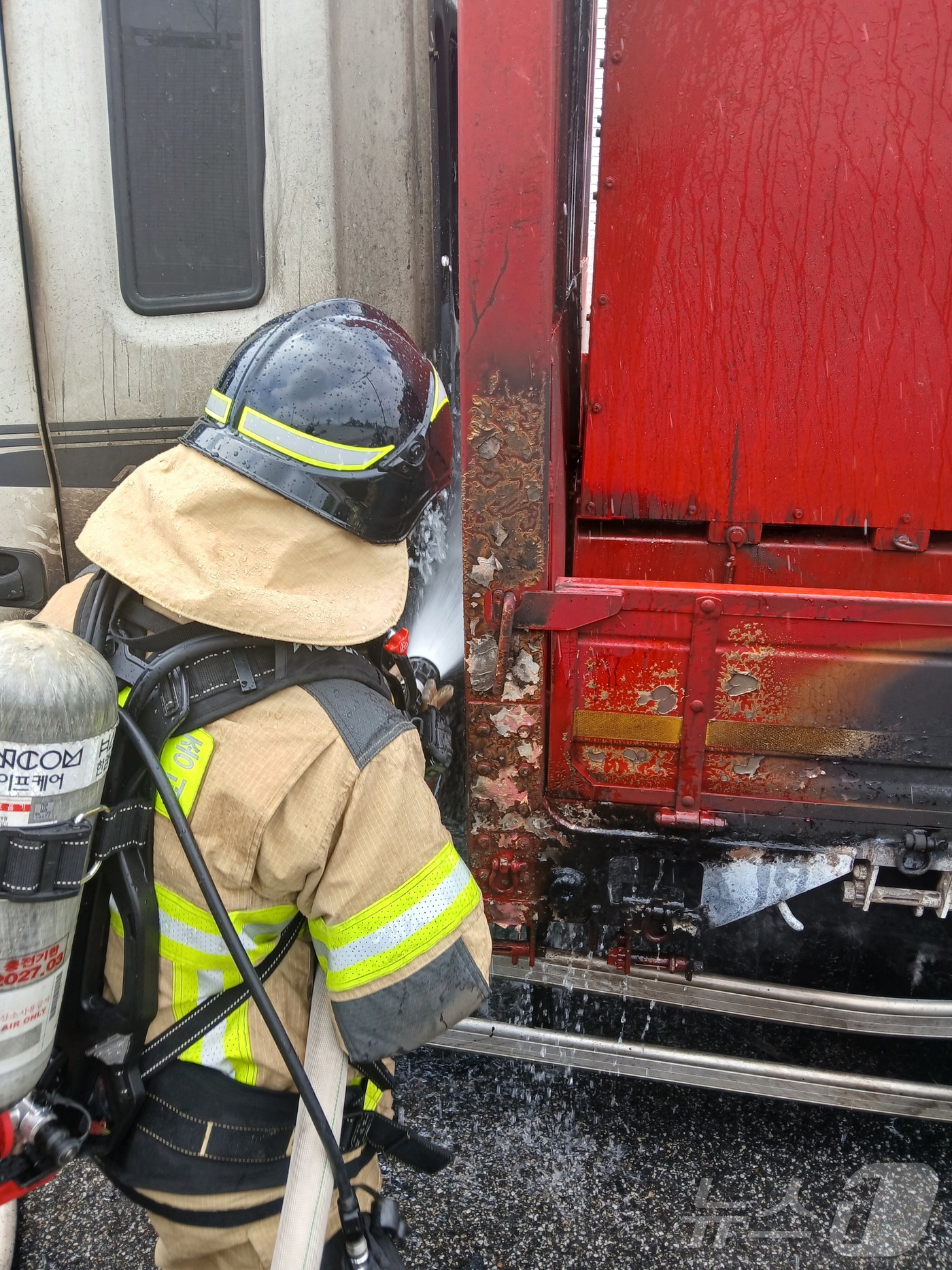 (인천=뉴스1) 박소영 기자 = 9일 오전 10시 24분께 인천시 운남동 한 도로에서 도로 세척 차량인 4.5톤 화물트럭에서 화재가 발생해 소방당국이 진화작업을 벌이고 있다.(인천 …