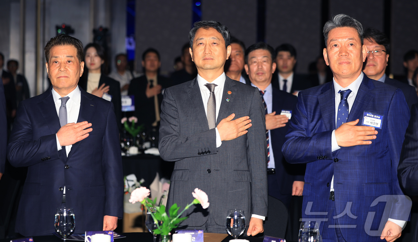 (서울=뉴스1) 김진환 기자 = 장인화 한국철강협회 회장(왼쪽부터), 안덕근 산업통상자원부 장관, 서강현 현대제철 사장이 9일 오후 서울 강남구 그랜드인터컨티넨탈 서울 파르나스호텔 …