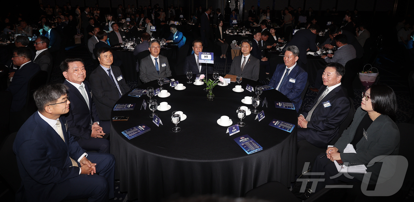 (서울=뉴스1) 김진환 기자 = 안덕근 산업통상자원부 장관(오른쪽 네 번째)을 비롯한 주요참석자들이 9일 오후 서울 강남구 그랜드인터컨티넨탈 서울 파르나스호텔에서 열린 제26회 철 …