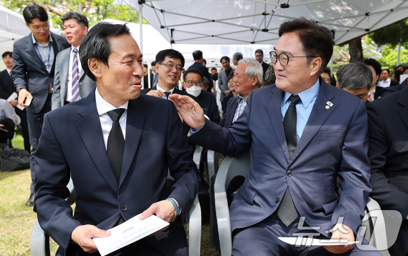 (서울=뉴스1) 오대일 기자 = 우원식 국회의장과 대통령실 초대 정무수석에 임명된 우상호 이한열민주화운동기념사업회 이사장이 9일 오후 서울 마포구 연세대 이한열동산에서 열린 제38 …