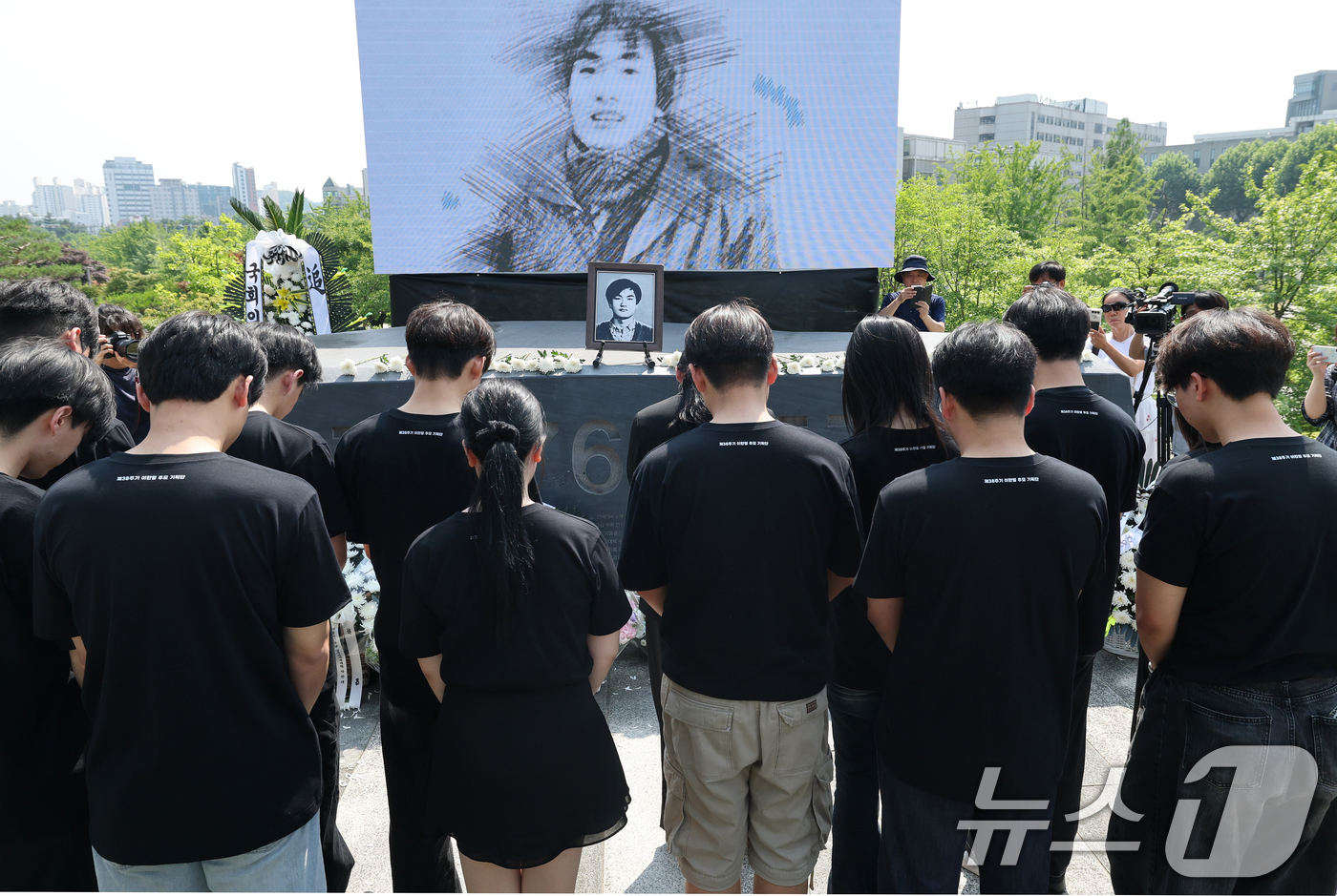 (서울=뉴스1) 오대일 기자 = 9일 오후 서울 마포구 연세대 이한열동산에서 열린 제38주기 이한열 추모제에서 재학생들이 헌화 후 묵념하고 있다. 2025.6.9/뉴스1