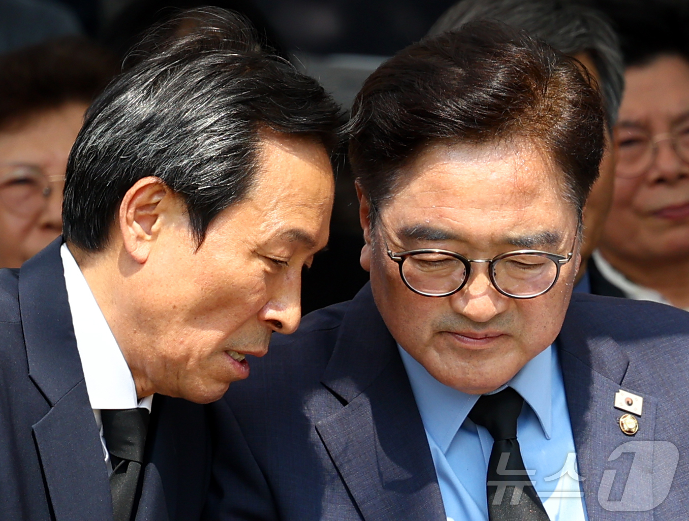 (서울=뉴스1) 오대일 기자 = 9일 서울 서대문구 연세대학교 이한열동산에서 열린 제38주기 이한열 추모식에서 우상호 대통령실 정무수석(왼쪽)과 우원식 국회의장이 참석해 이야기를 …