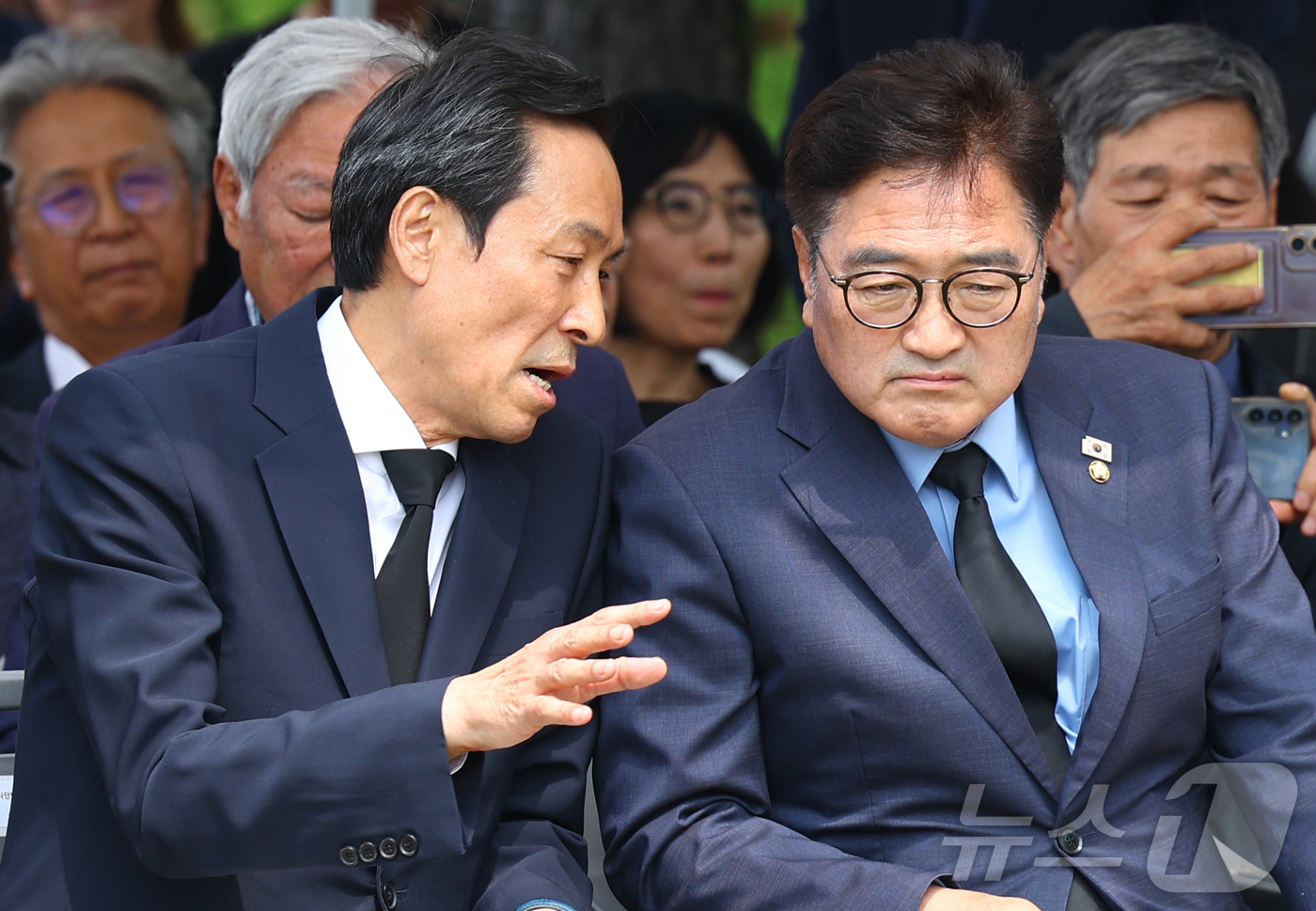 (서울=뉴스1) 오대일 기자 = 9일 서울 서대문구 연세대학교 이한열동산에서 열린 제38주기 이한열 추모식에서 우상호 대통령실 정무수석(왼쪽)과 우원식 국회의장이 참석해 이야기를 …