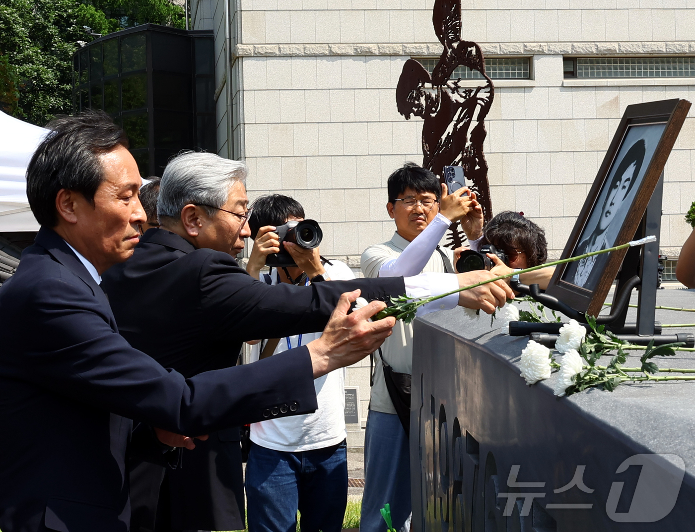 (서울=뉴스1) 오대일 기자 = 9일 서울 서대문구 연세대학교 이한열동산에서 열린 제38주기 이한열 추모식에서 우상호 대통령실 정무수석(왼쪽)과 윤동섭 연세대학교 총장이 영정에 헌 …