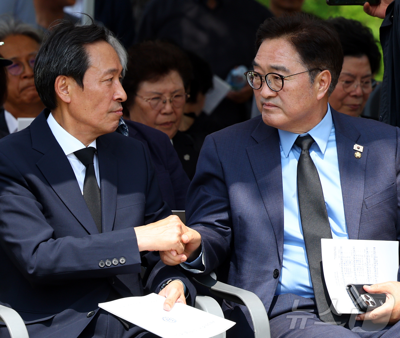 (서울=뉴스1) 오대일 기자 = 9일 서울 서대문구 연세대학교 이한열동산에서 열린 제38주기 이한열 추모식에서 우원식 국회의장과 우상호 대통령실 정무수석이 인사를 나누고 있다. ( …