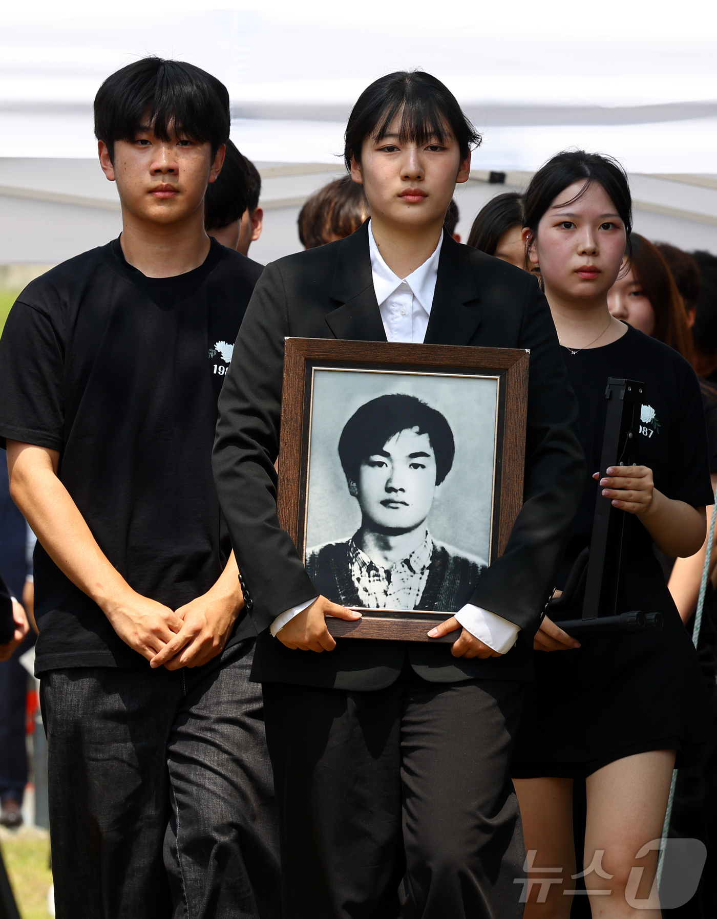 (서울=뉴스1) 오대일 기자 = 9일 서울 서대문구 연세대학교 이한열동산에서 열린 제38주기 이한열 추모식에서 김민결 제38주기 이한열학생추모기획단장을 비롯한 학생들이 이한열 열사 …