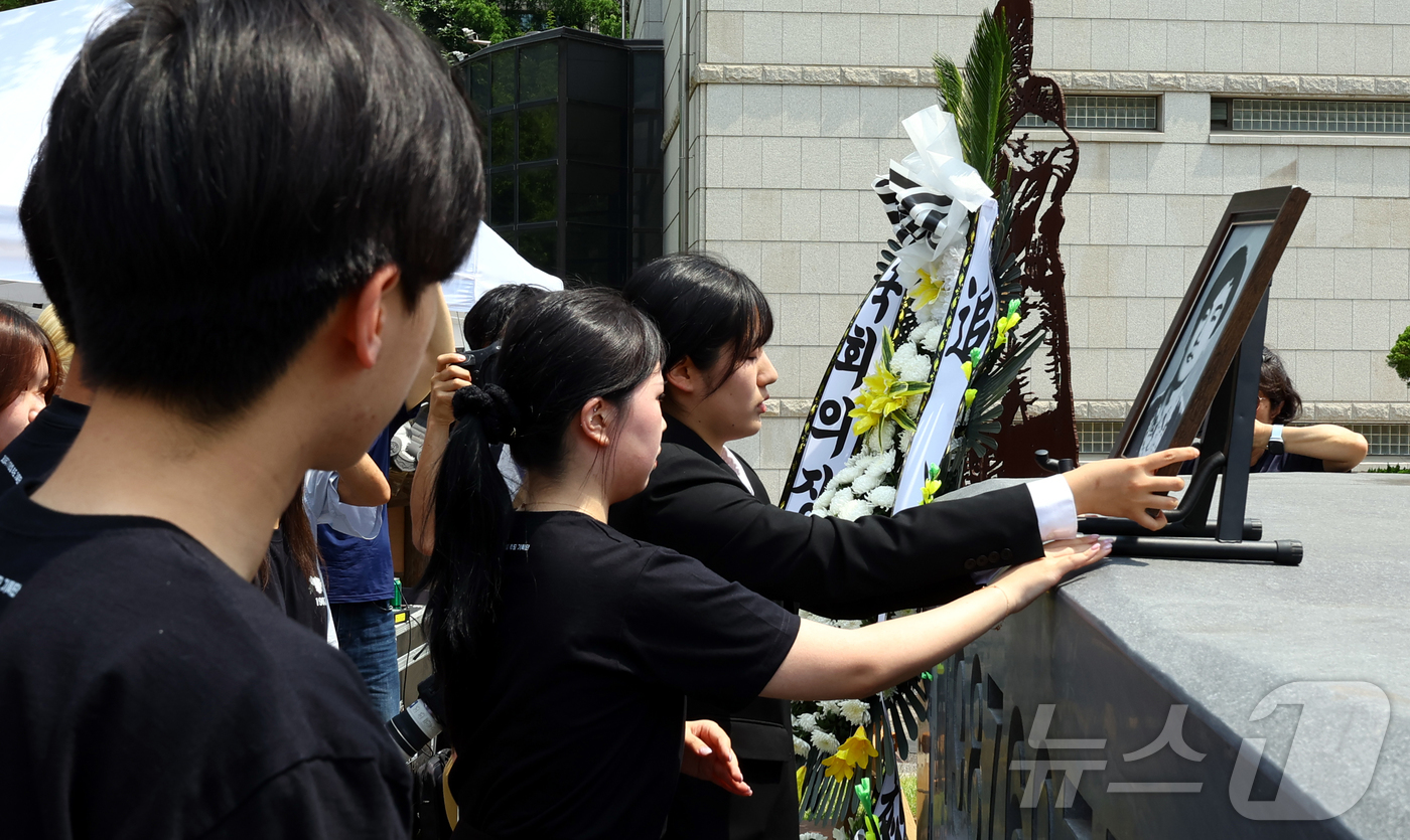 (서울=뉴스1) 오대일 기자 = 9일 서울 서대문구 연세대학교 이한열동산에서 열린 제38주기 이한열 추모식에서 김민결 제38주기 이한열학생추모기획단장을 비롯한 학생들이 이한열 열사 …