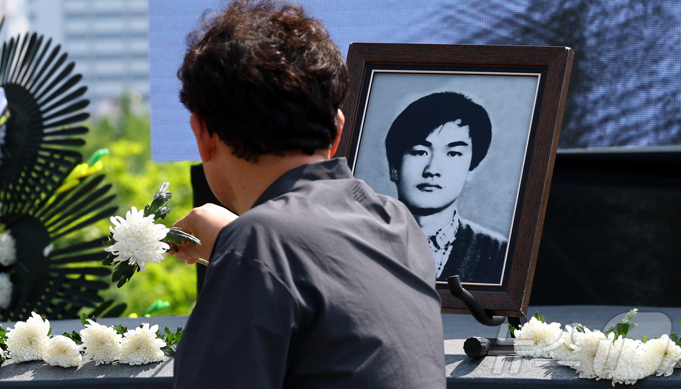 (서울=뉴스1) 오대일 기자 = 9일 서울 서대문구 연세대학교 이한열동산에서 열린 제38주기 이한열 추모식에서 참석자들이 영정에 헌화하고 있다. (공동취재) 2025.6.9/뉴스1 …