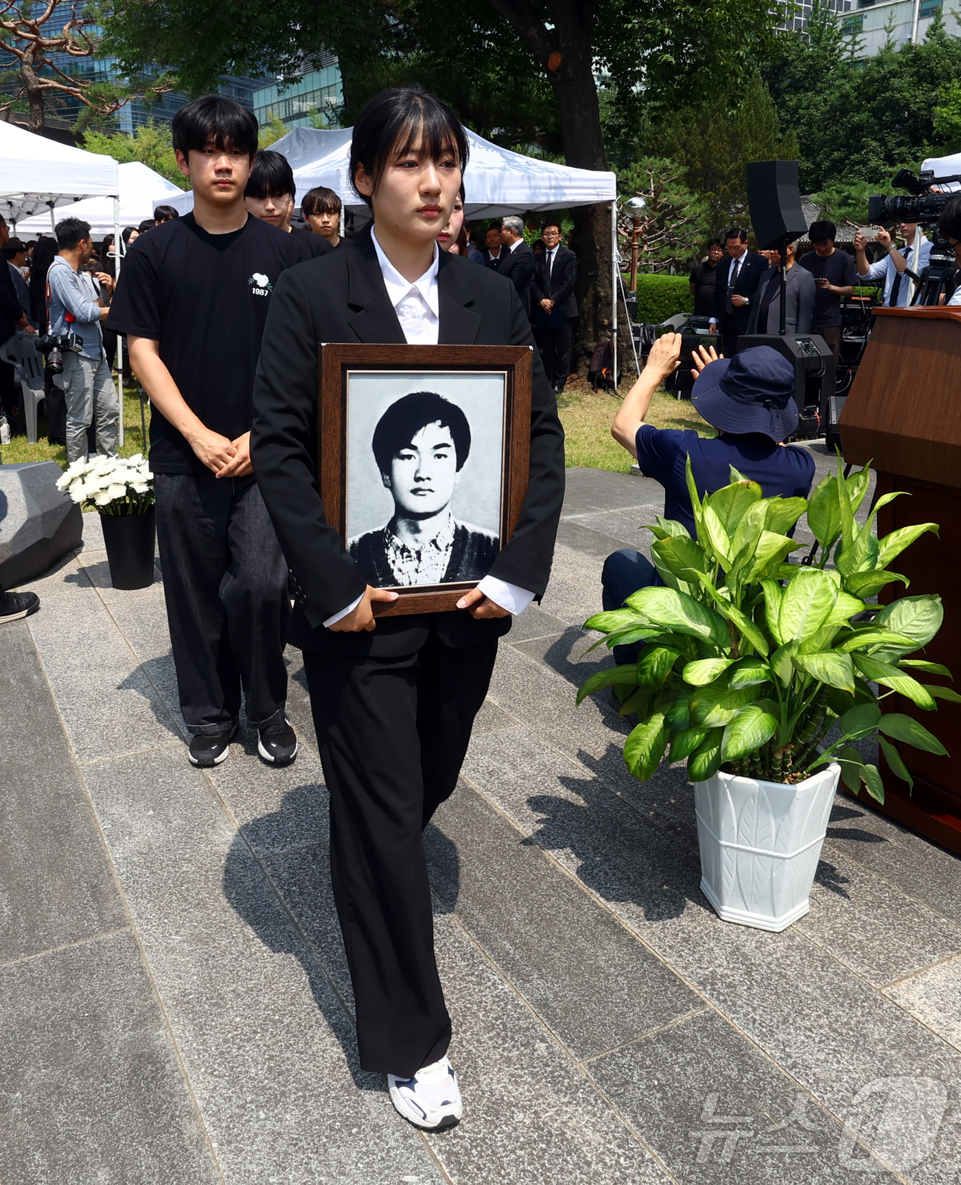 (서울=뉴스1) 오대일 기자 = 9일 서울 서대문구 연세대학교 이한열동산에서 열린 제38주기 이한열 추모식에서 김민결 제38주기 이한열학생추모기획단장을 비롯한 학생들이 이한열 열사 …
