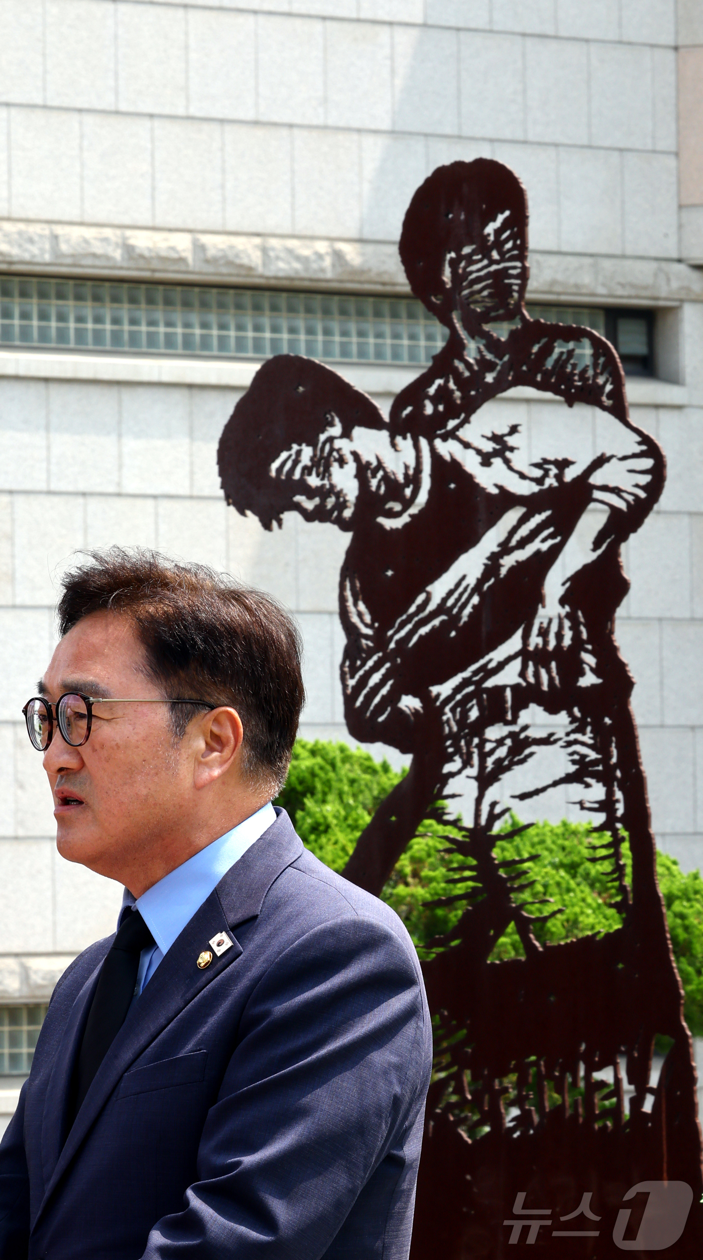 (서울=뉴스1) 오대일 기자 = 9일 서울 서대문구 연세대학교 이한열동산에서 열린 제38주기 이한열 추모식에서 우원식 국회의장이 추모사를 하고 있다. (공동취재) 2025.6.9/ …