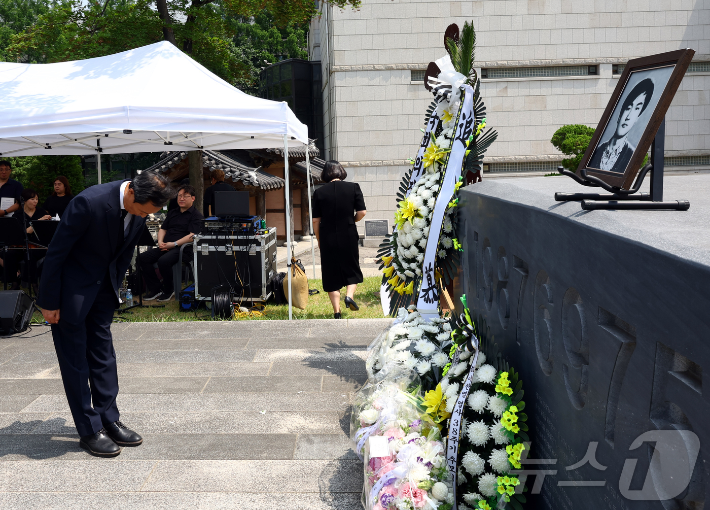 (서울=뉴스1) 오대일 기자 = 9일 서울 서대문구 연세대학교 이한열동산에서 열린 제38주기 이한열 추모식에서 우상호 대통령실 정무수석이 참석해 영정에 인사를 하고 있다. (공동취 …
